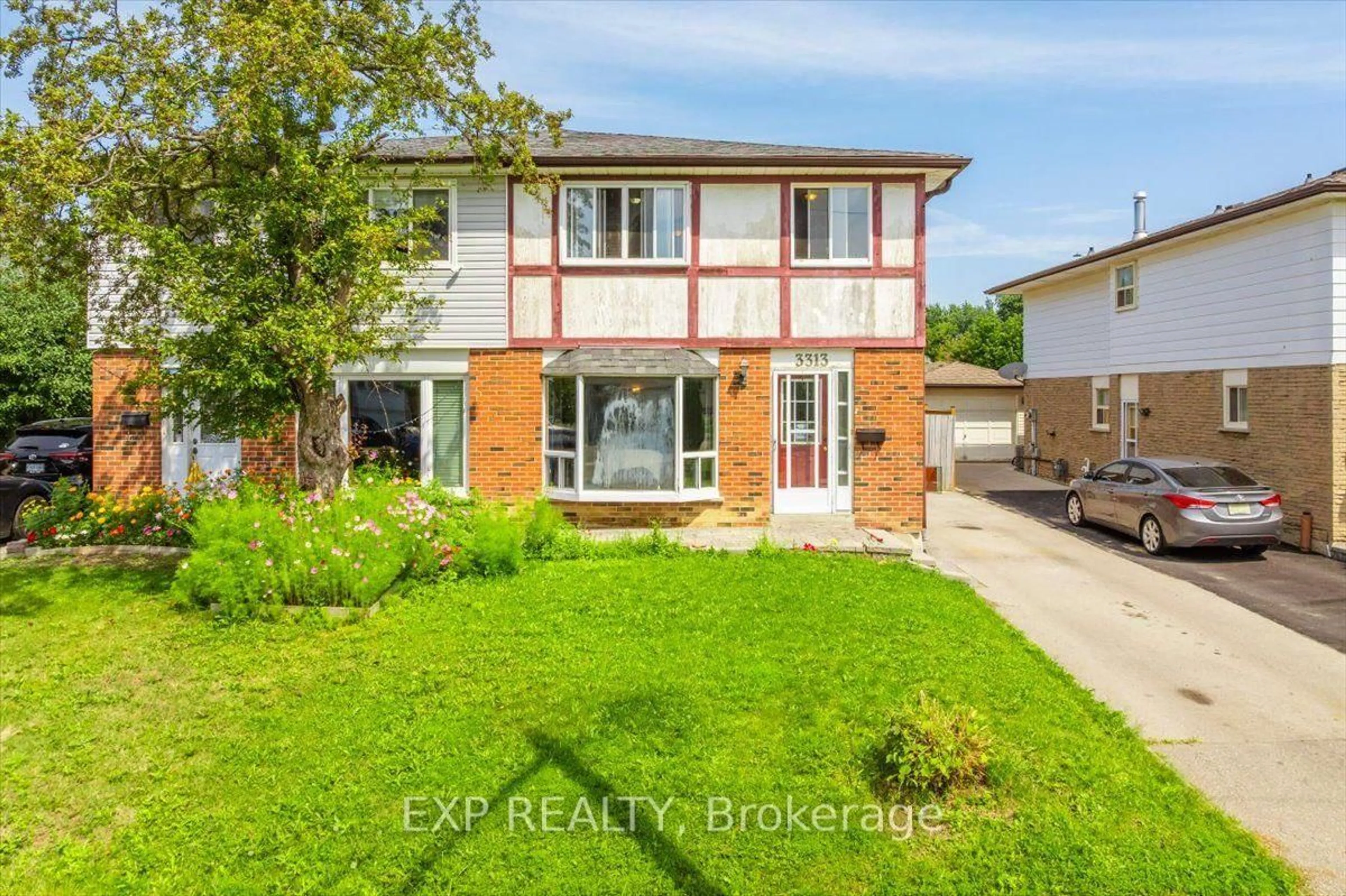 A pic from outside/outdoor area/front of a property/back of a property/a pic from drone, street for 3313 Acala Cres, Mississauga Ontario L5A 3E4