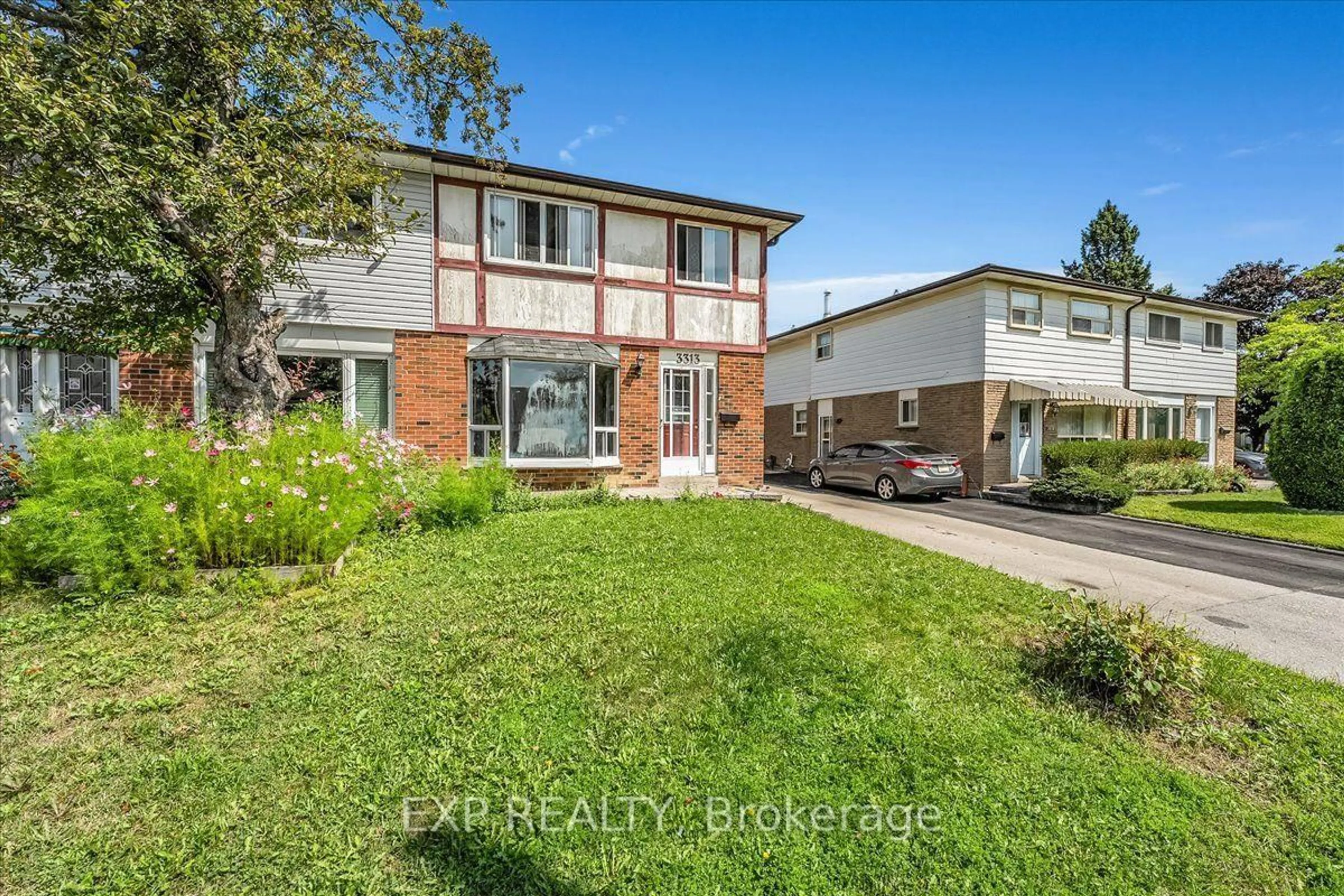A pic from outside/outdoor area/front of a property/back of a property/a pic from drone, street for 3313 Acala Cres, Mississauga Ontario L5A 3E4