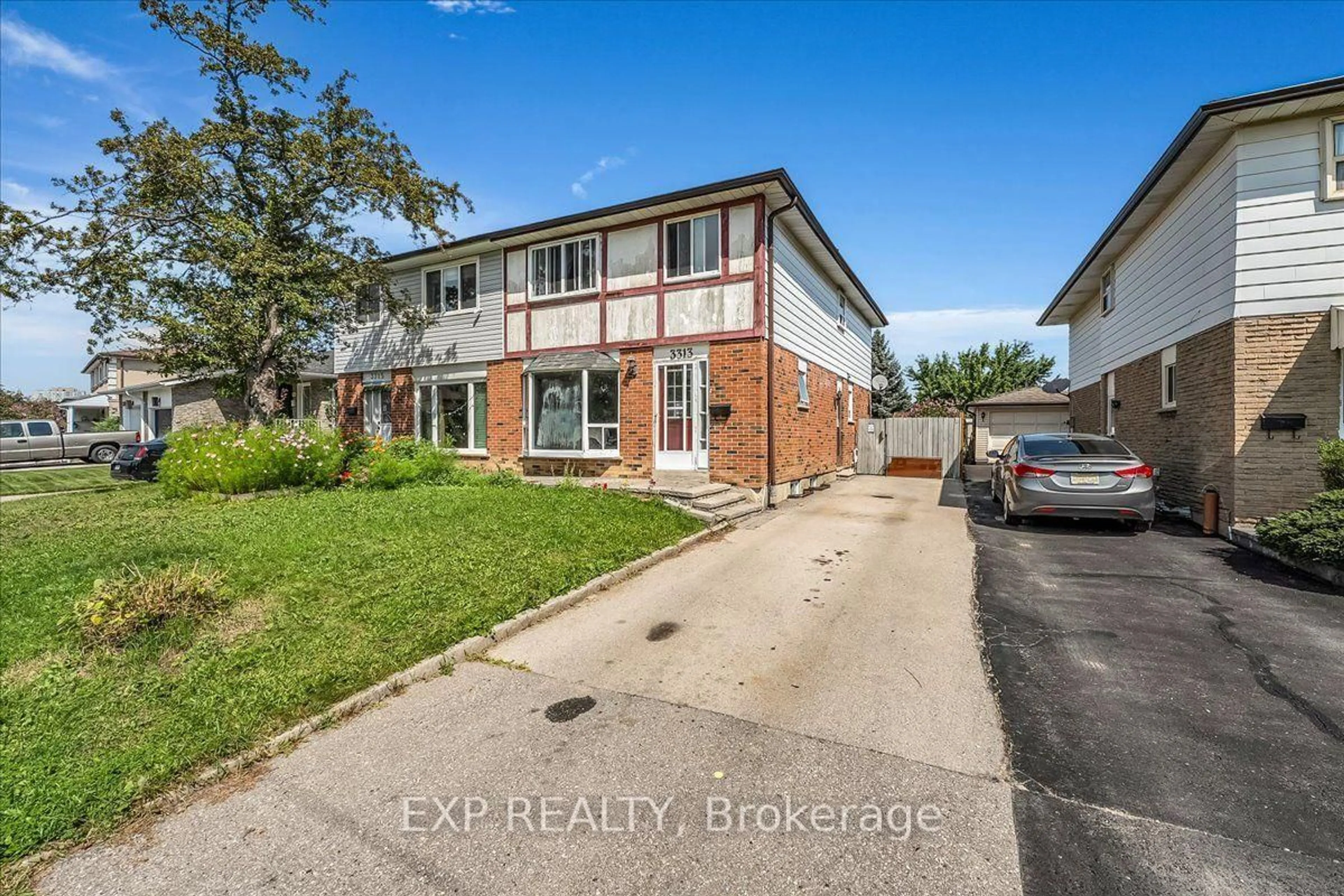 A pic from outside/outdoor area/front of a property/back of a property/a pic from drone, street for 3313 Acala Cres, Mississauga Ontario L5A 3E4