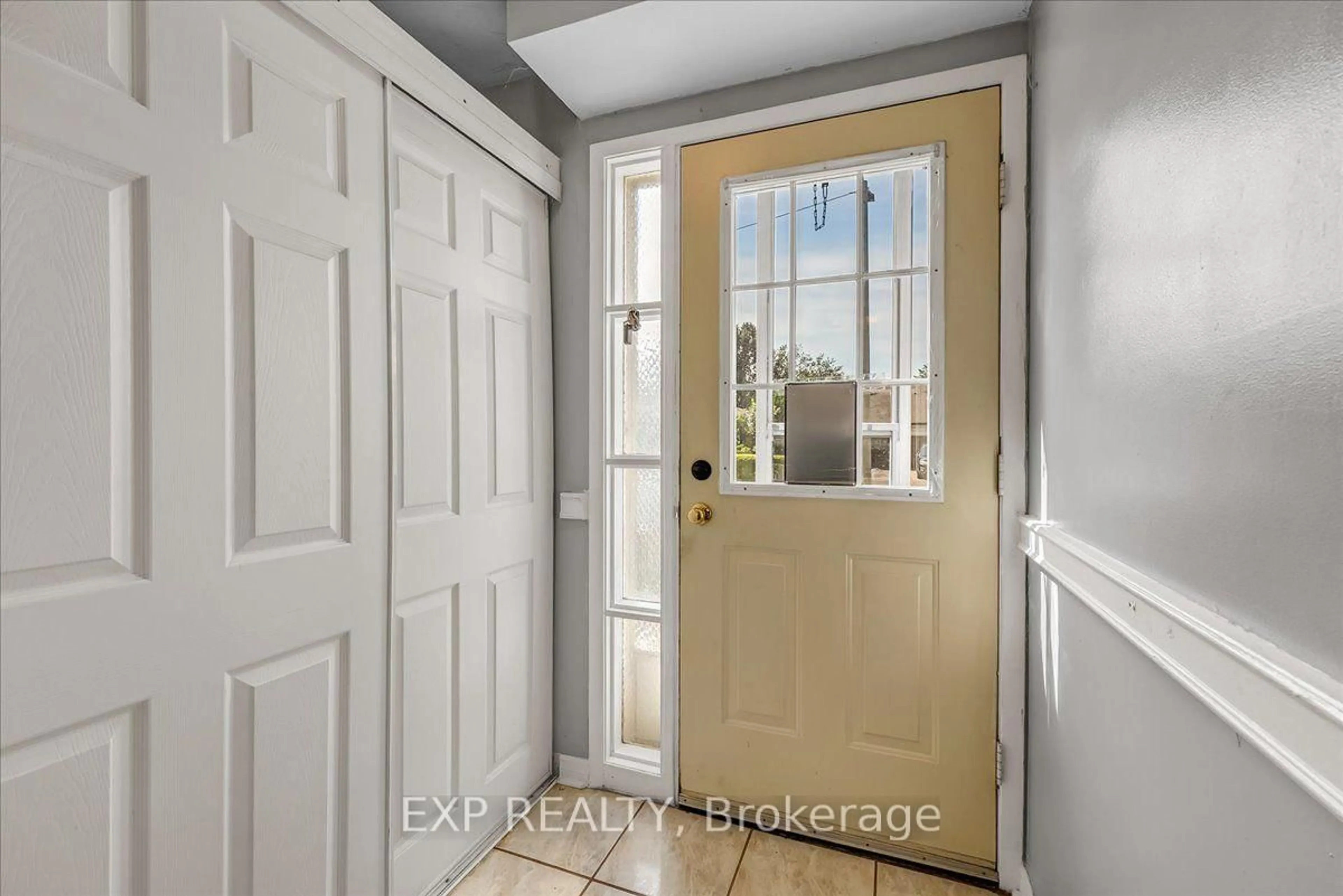 Indoor entryway for 3313 Acala Cres, Mississauga Ontario L5A 3E4