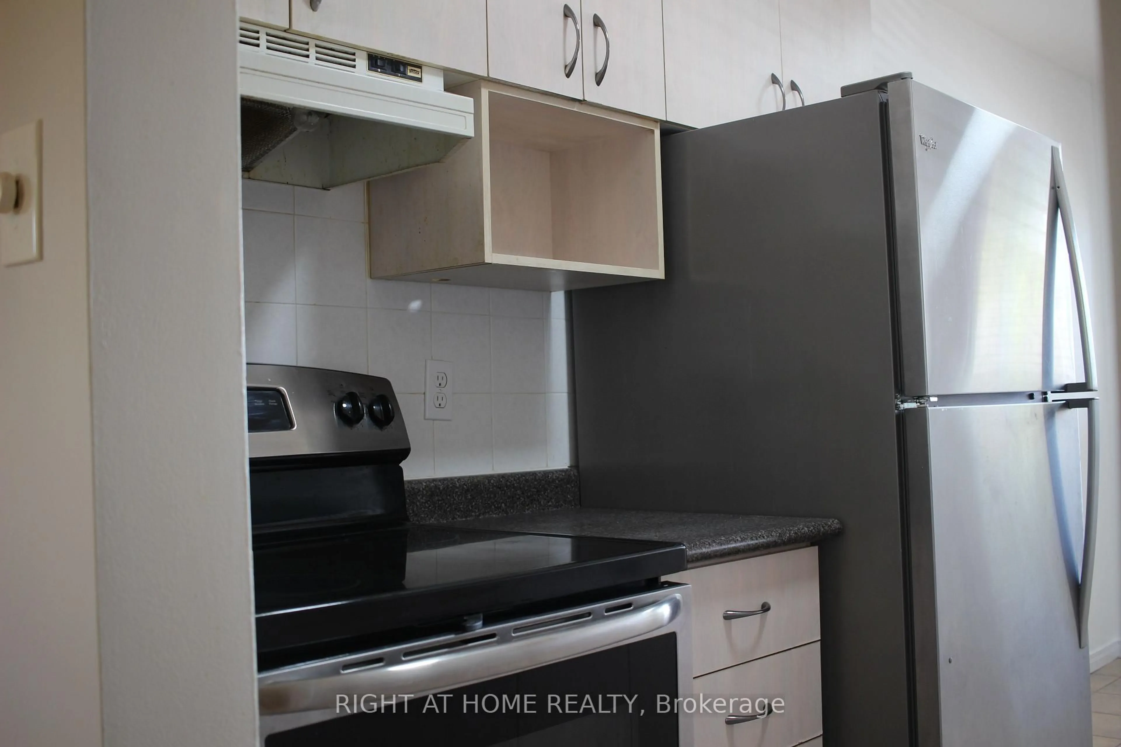 Standard kitchen, unknown for 10 Fleetwood Cres #10, Brampton Ontario L6T 2E5