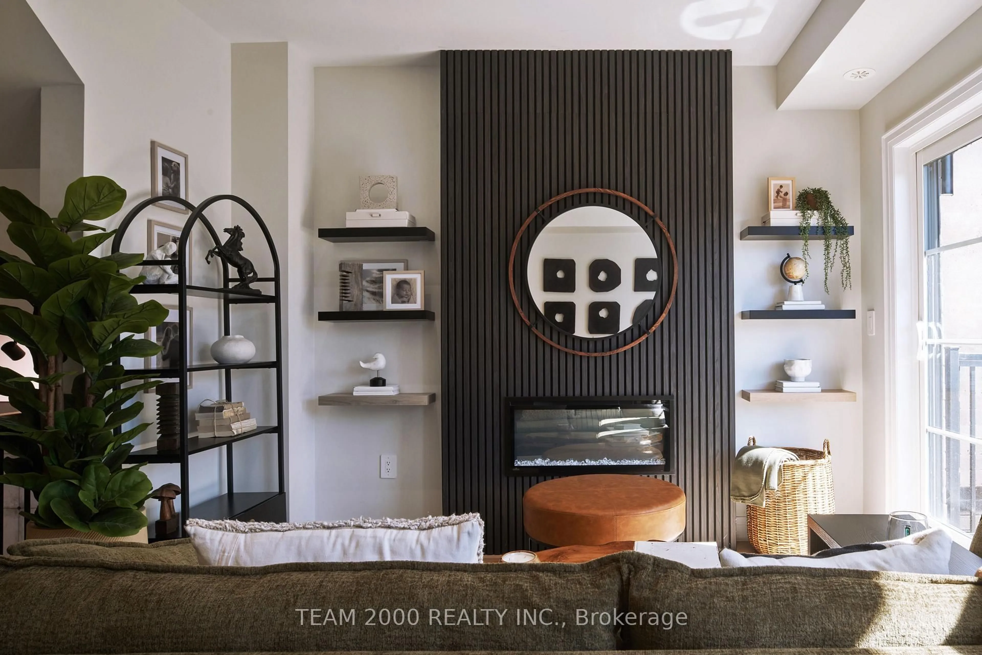 Unknown for 5934 Saigon St, Mississauga Ontario L5V 0E9