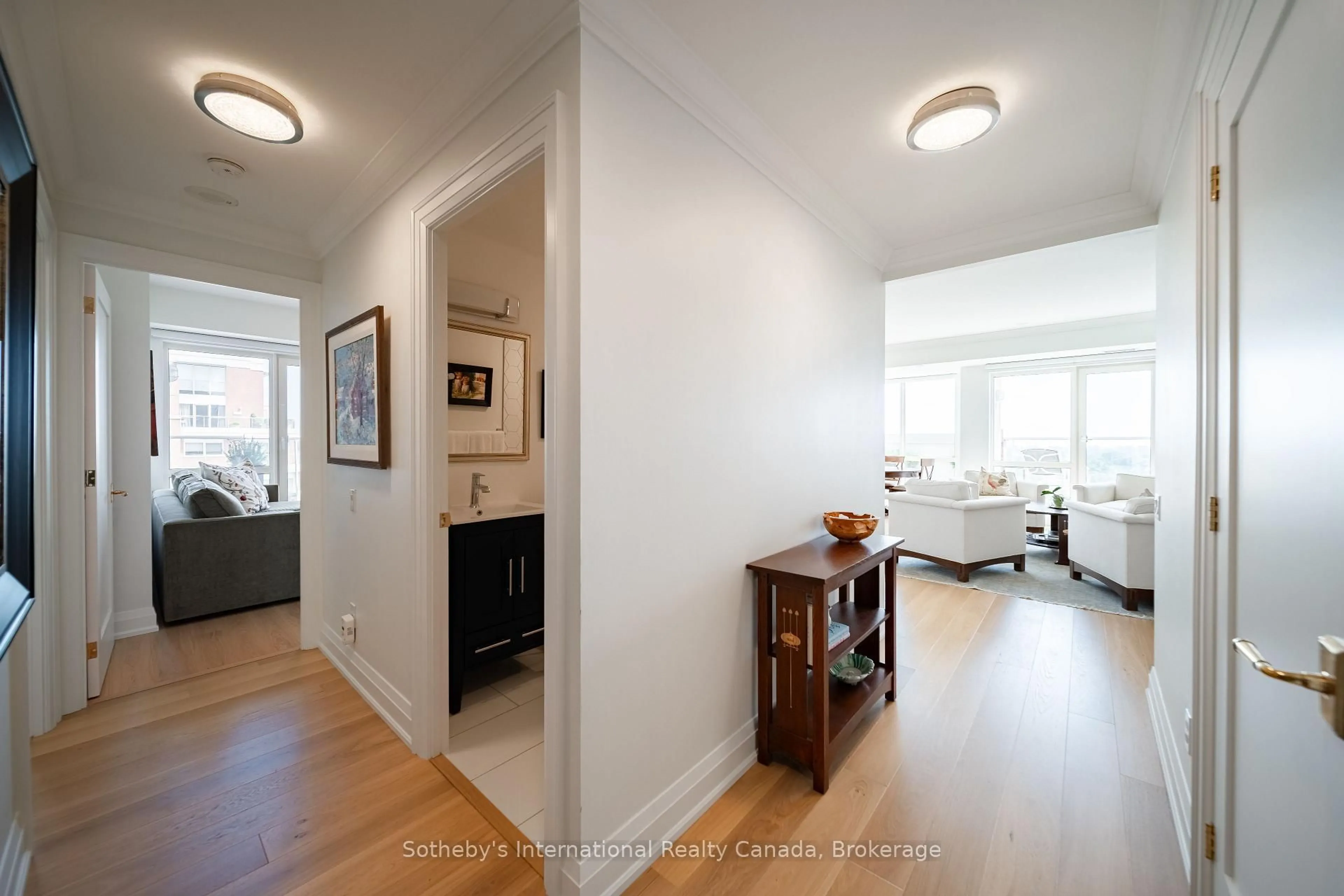Indoor entryway for 50 Old Mill Rd #901, Oakville Ontario L6J 7W1