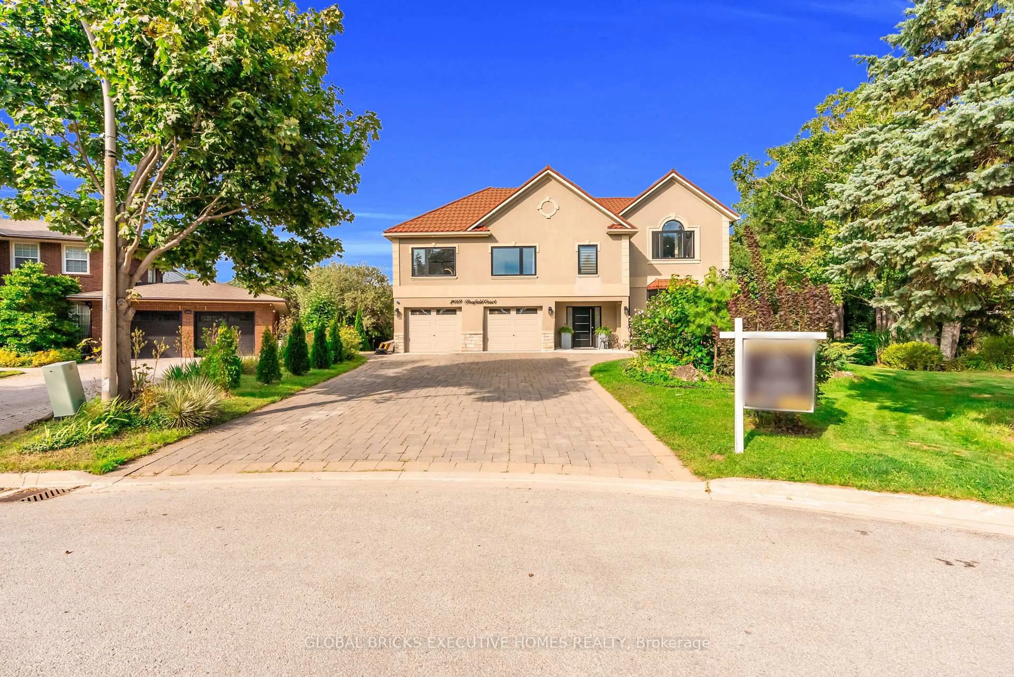 A pic from outside/outdoor area/front of a property/back of a property/a pic from drone, street for 2169 Bonfield Crt, Burlington Ontario L7P 2W7