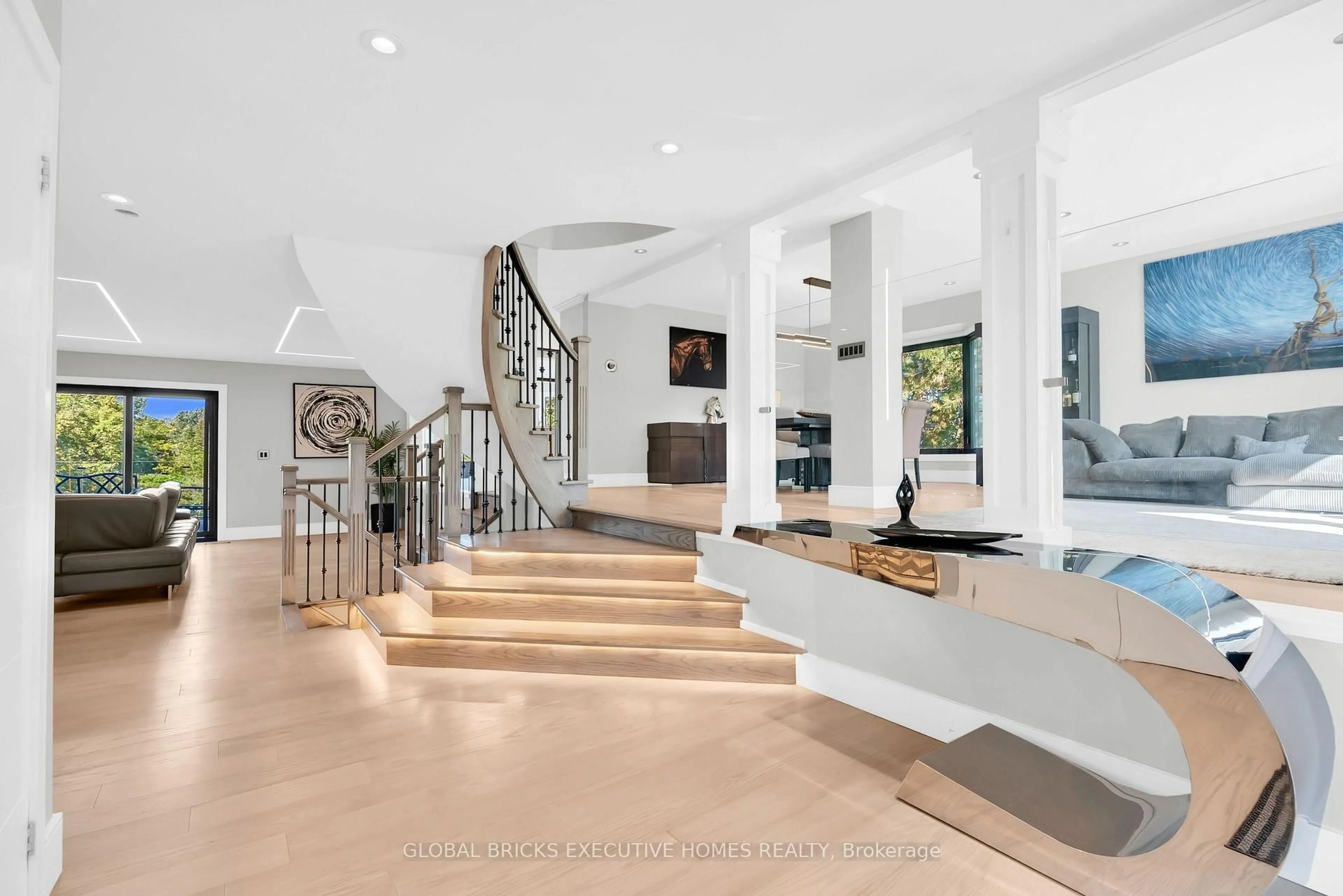 Indoor foyer for 2169 Bonfield Crt, Burlington Ontario L7P 2W7