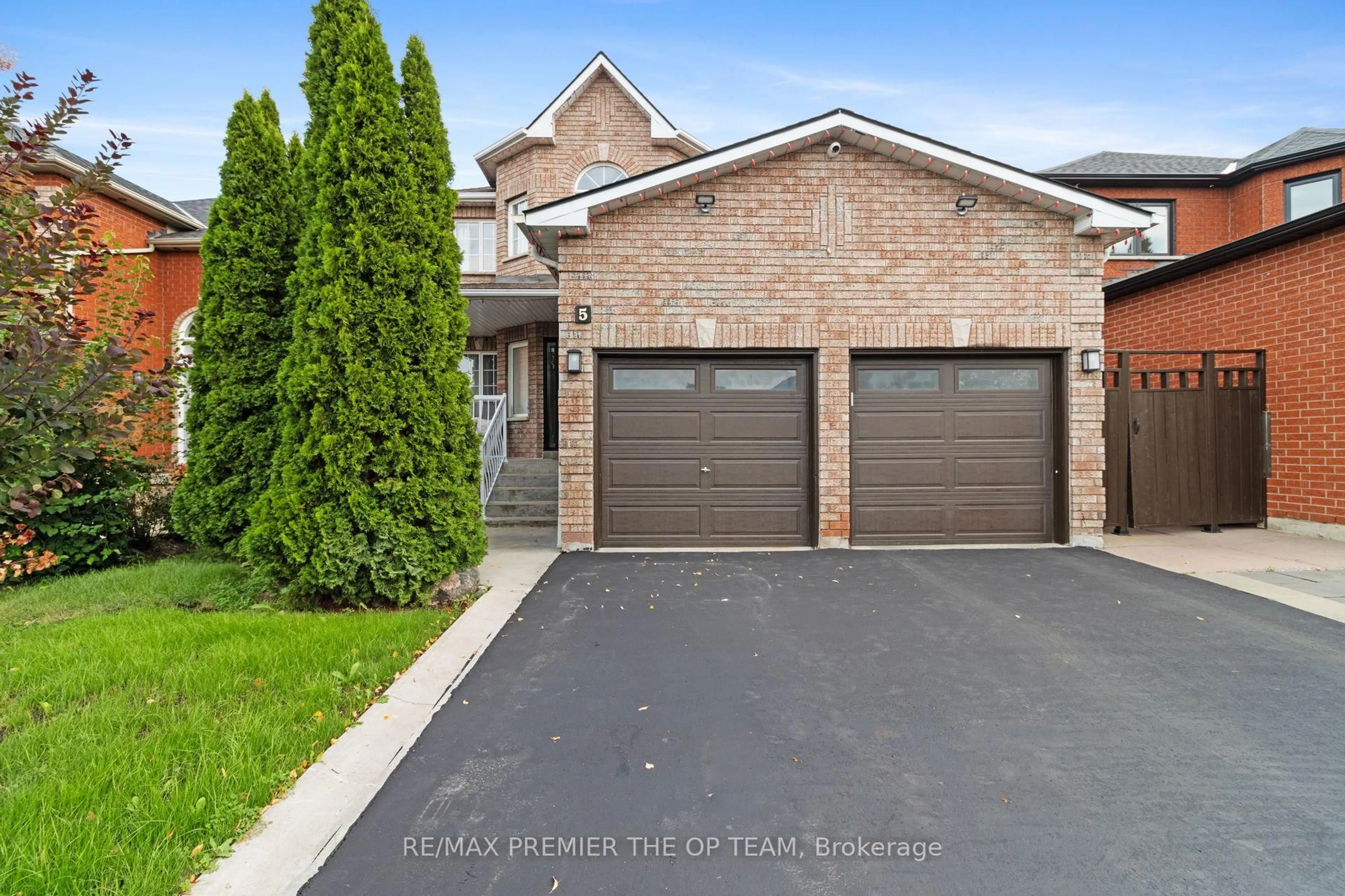 Home with brick exterior material, street for 5 Southbury Manor Dr, Caledon Ontario L7E 1X7