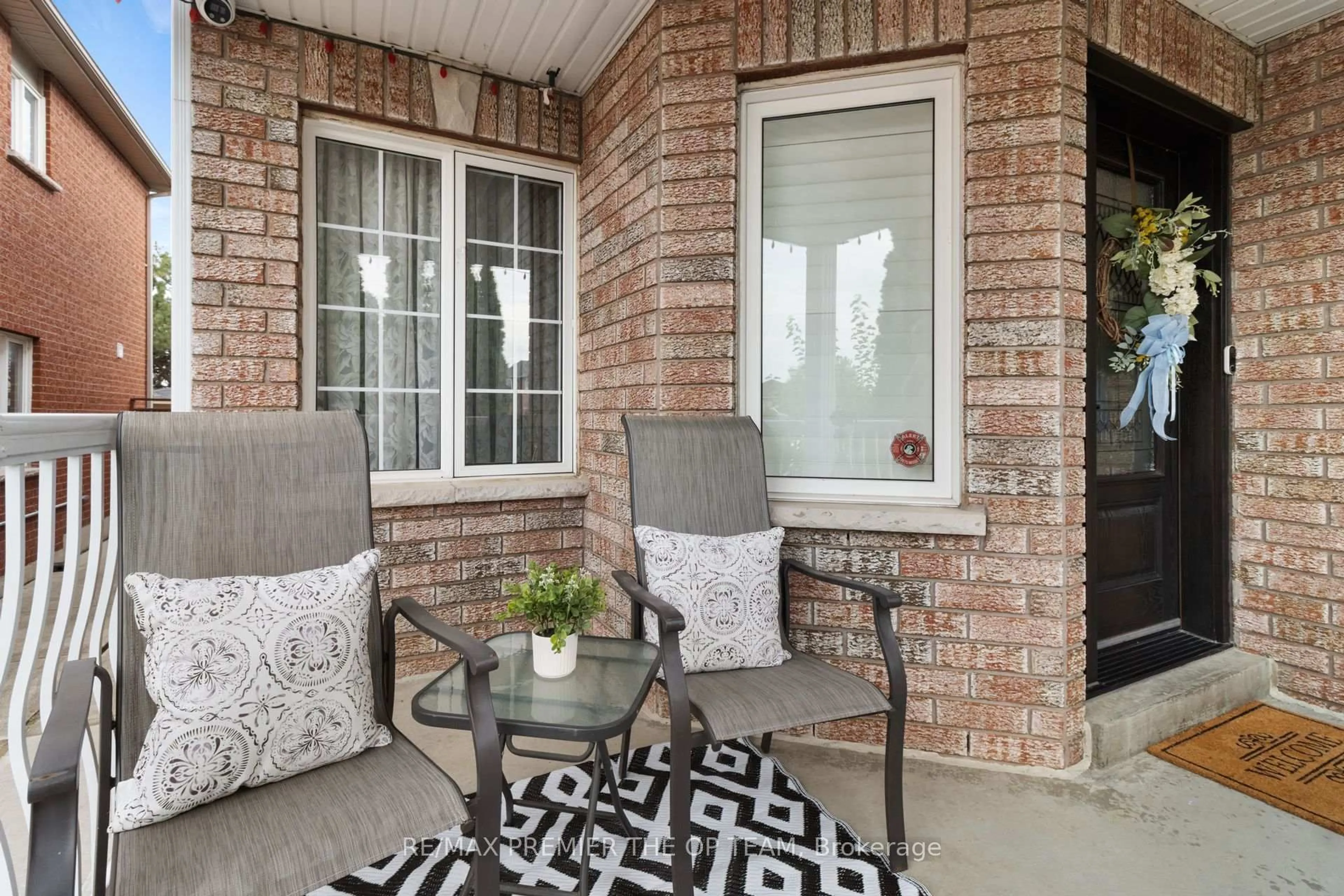 Patio, street for 5 Southbury Manor Dr, Caledon Ontario L7E 1X7