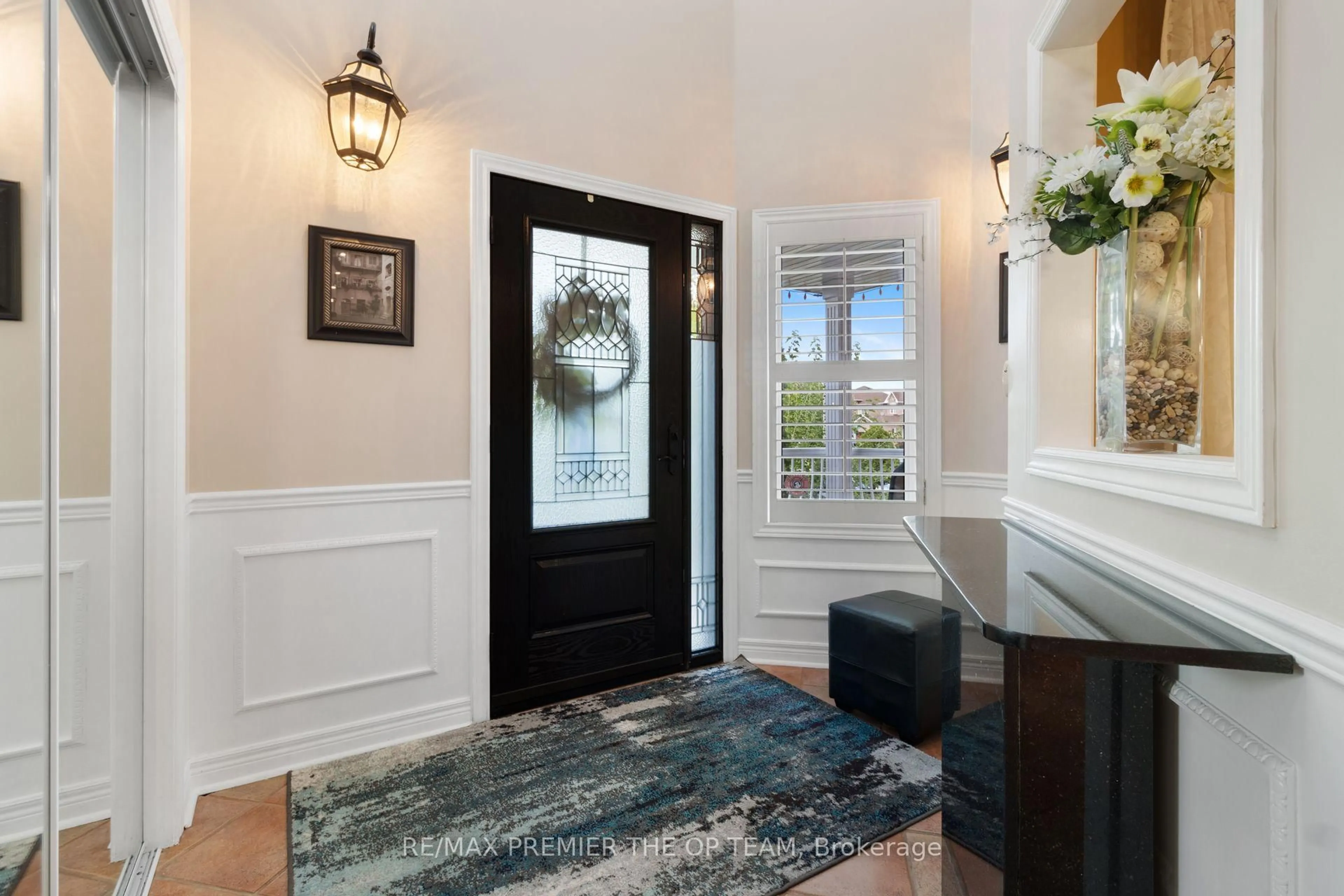 Indoor entryway for 5 Southbury Manor Dr, Caledon Ontario L7E 1X7