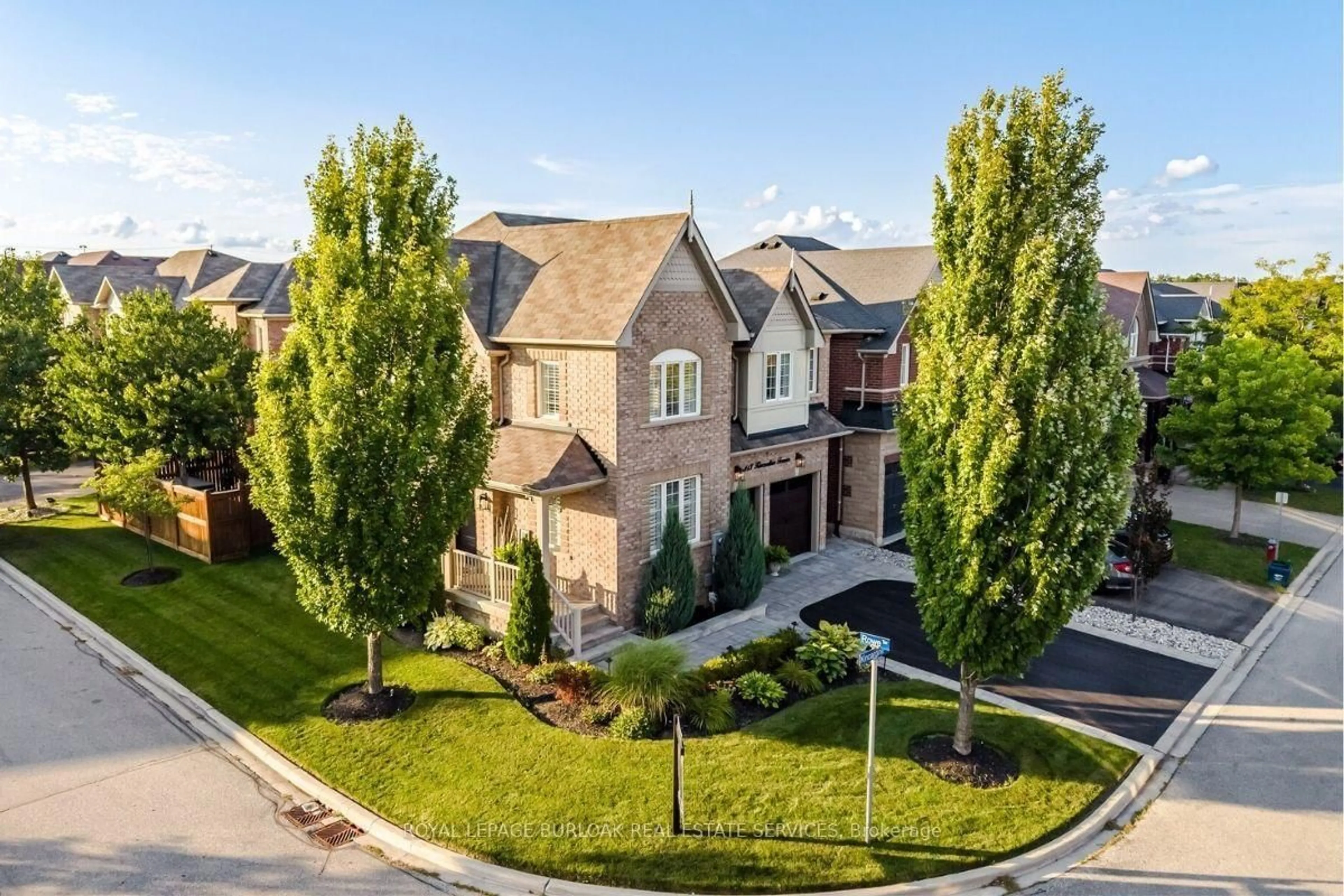 A pic from outside/outdoor area/front of a property/back of a property/a pic from drone, street for 413 Kincardine Terr, Milton Ontario L9T 8E9