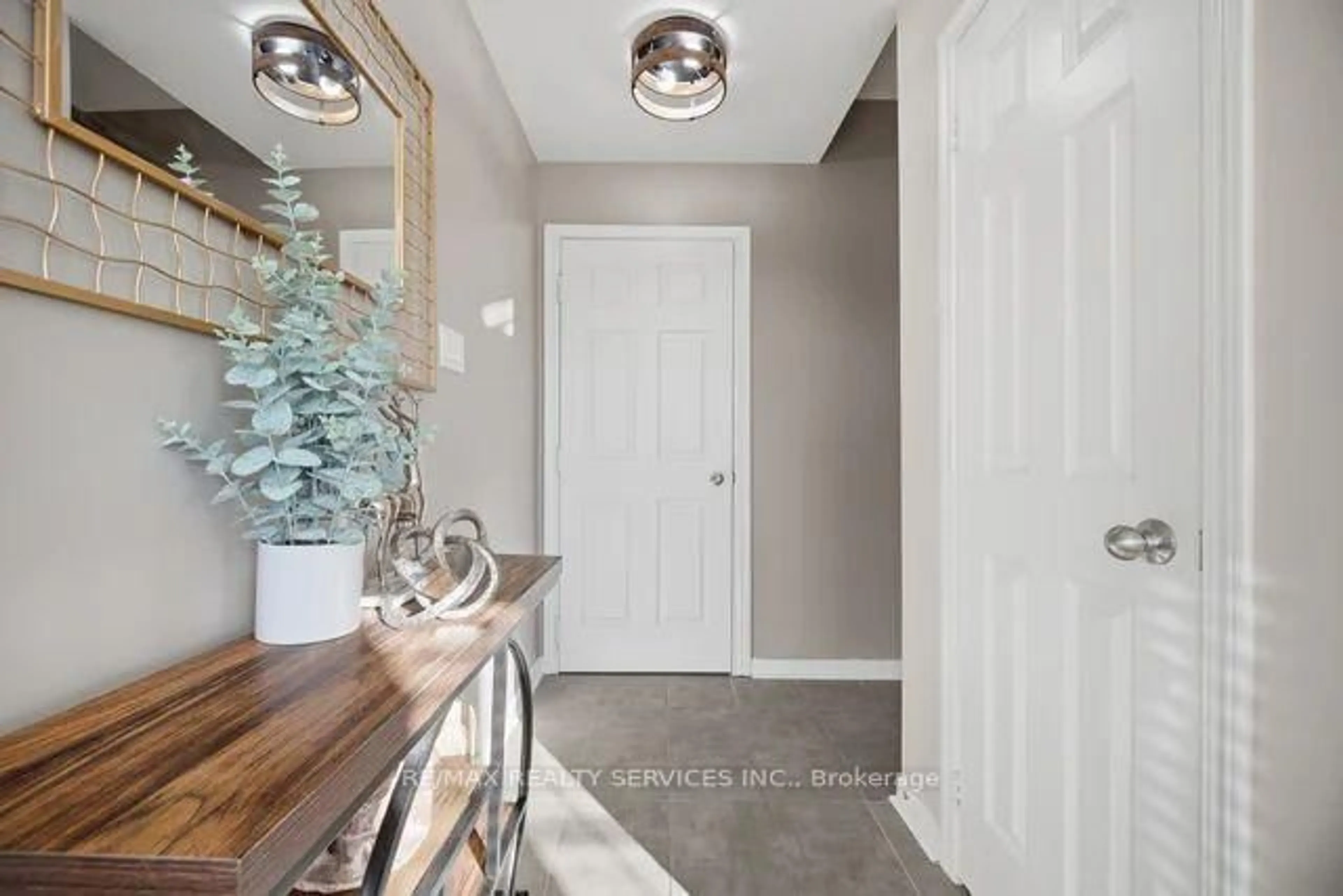 Indoor entryway for 180 Howden Blvd #70, Brampton Ontario L6S 0E6
