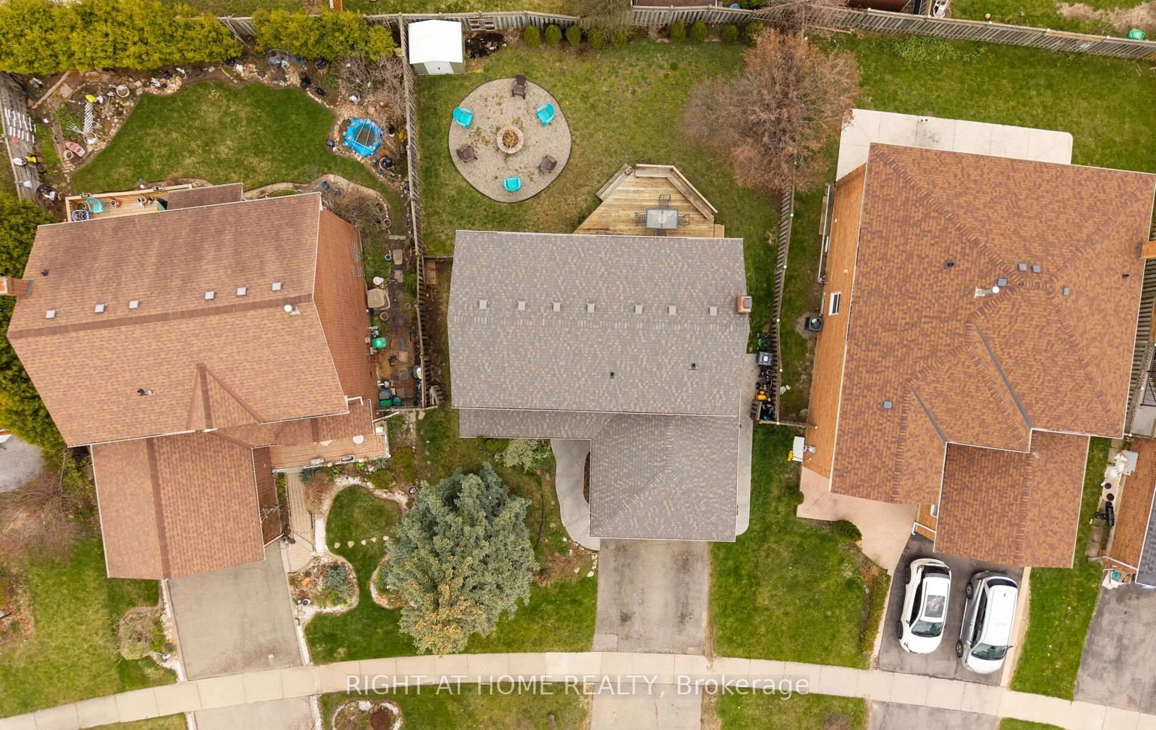 A pic from outside/outdoor area/front of a property/back of a property/a pic from drone, street for 72 Brydon Cres, Brampton Ontario L6X 3E5