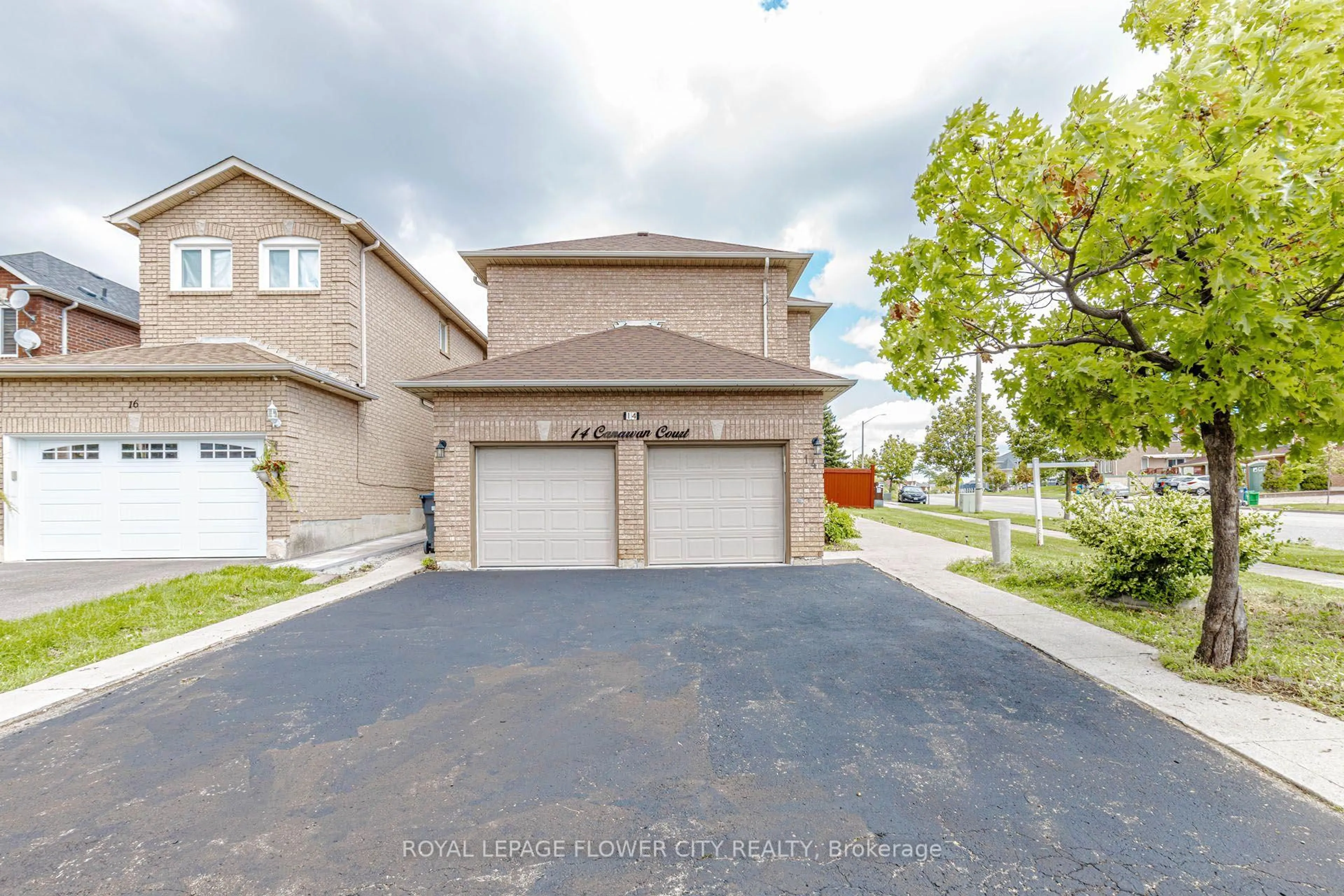 A pic from outside/outdoor area/front of a property/back of a property/a pic from drone, street for 14 Canarvan Crt, Brampton Ontario L6Y 4X5