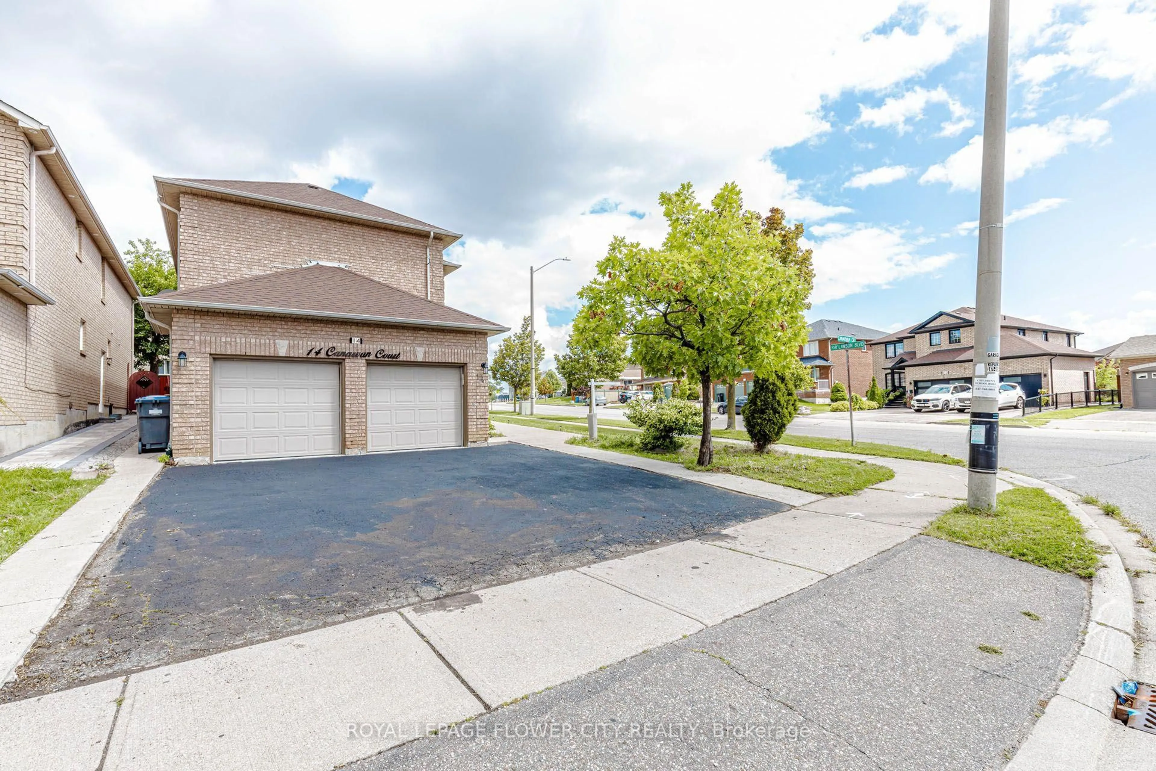 A pic from outside/outdoor area/front of a property/back of a property/a pic from drone, street for 14 Canarvan Crt, Brampton Ontario L6Y 4X5