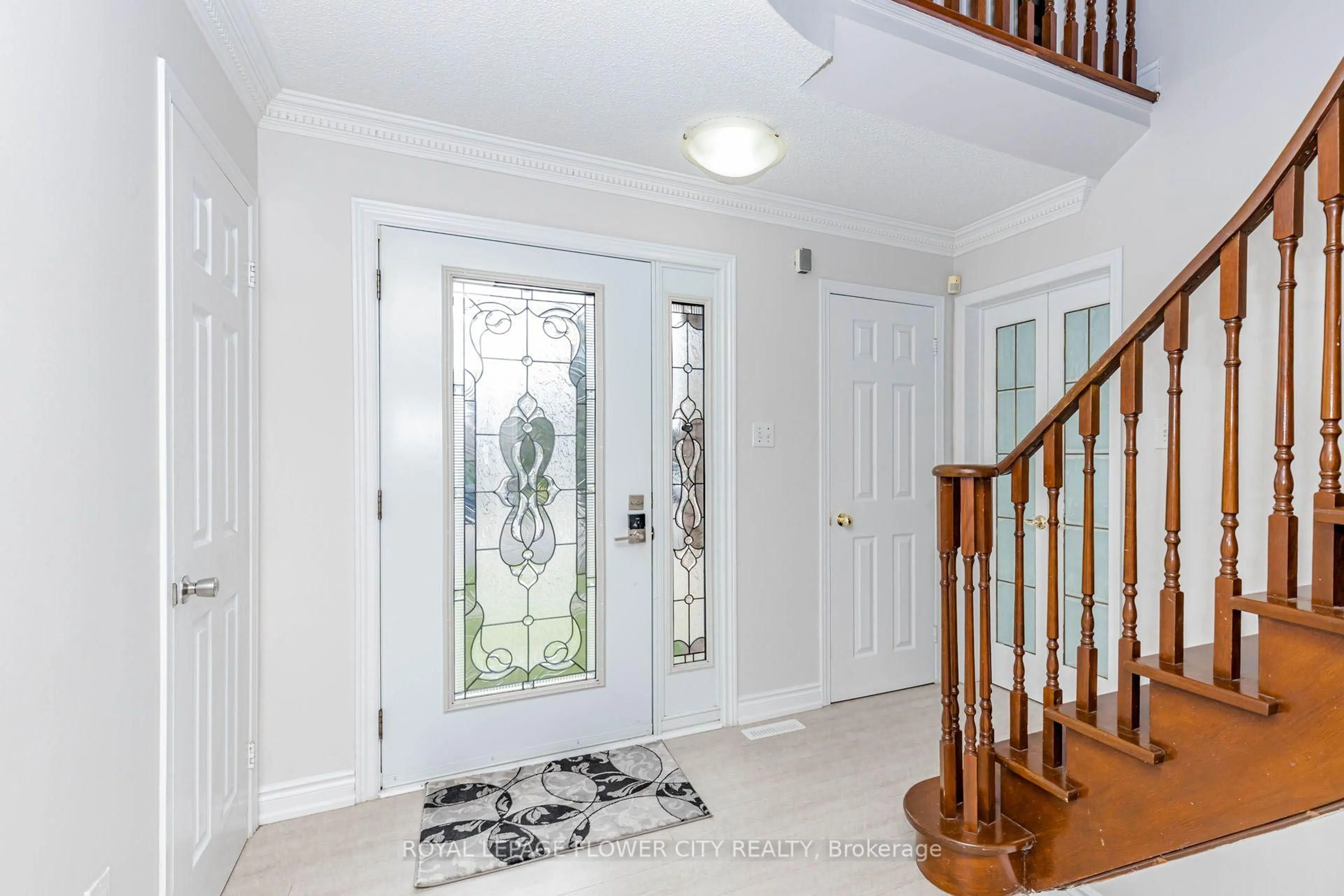 Indoor entryway for 14 Canarvan Crt, Brampton Ontario L6Y 4X5