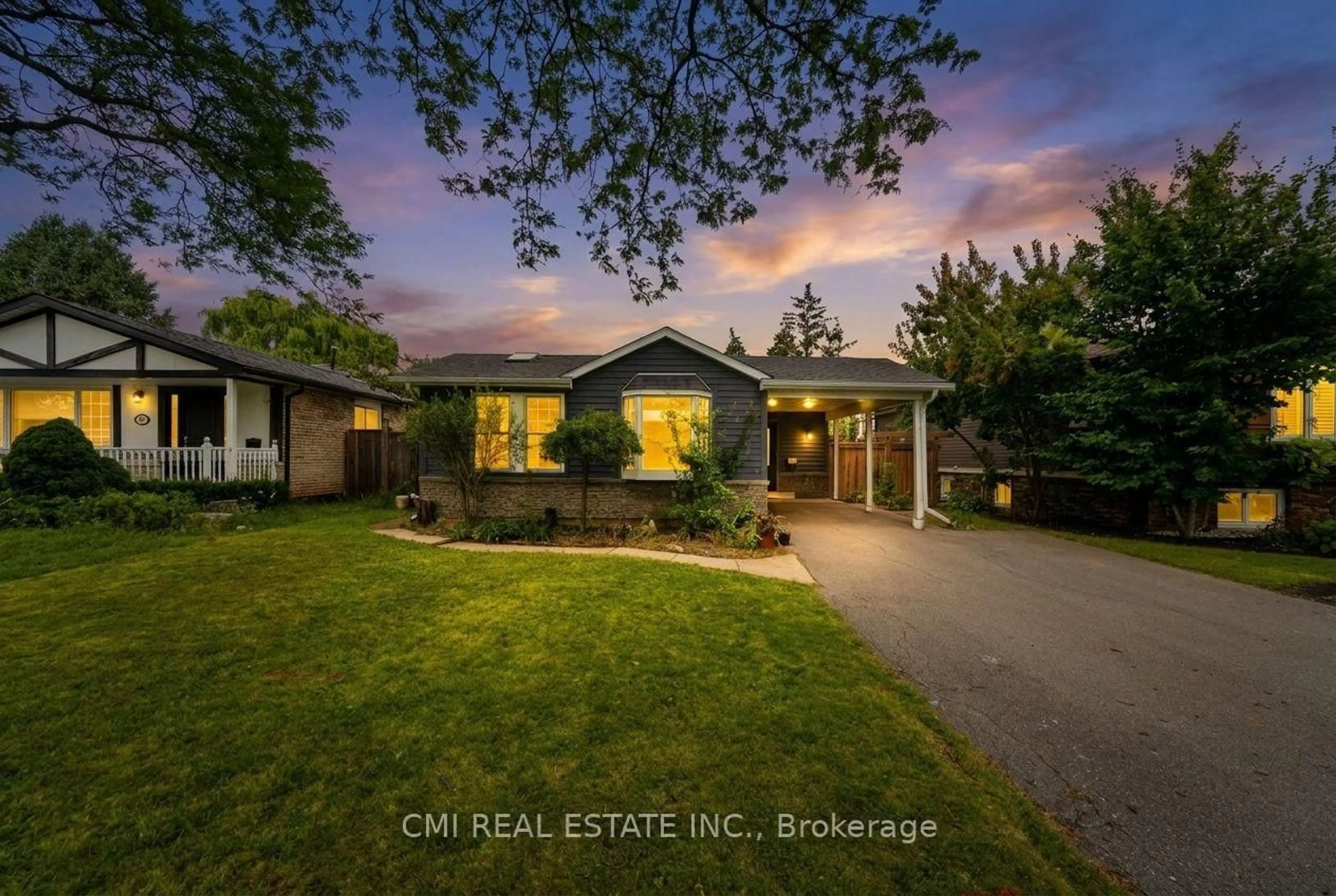 A pic from outside/outdoor area/front of a property/back of a property/a pic from drone, street for 677 Lomond Cres, Burlington Ontario L7L 2N8