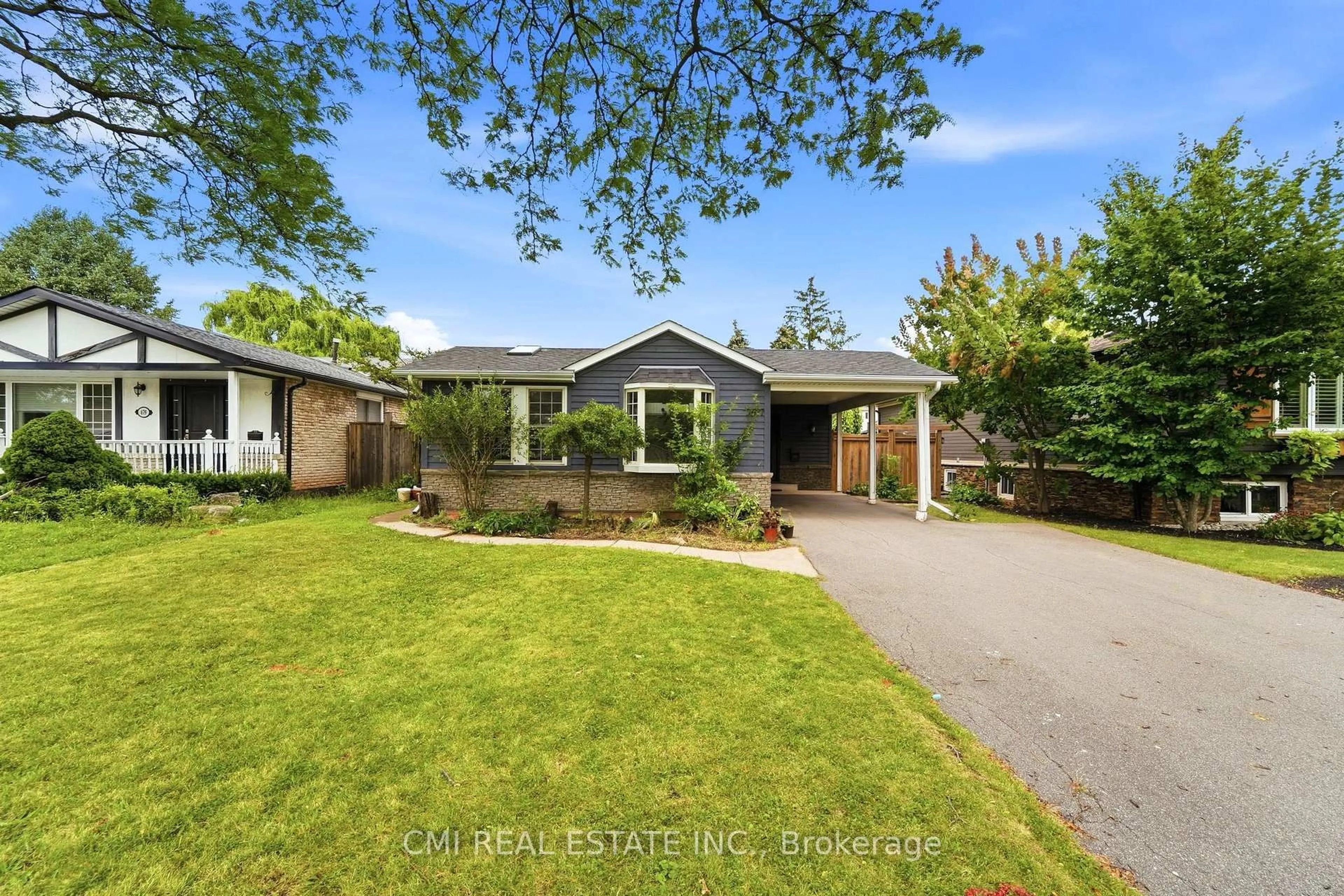 A pic from outside/outdoor area/front of a property/back of a property/a pic from drone, street for 677 Lomond Cres, Burlington Ontario L7L 2N8