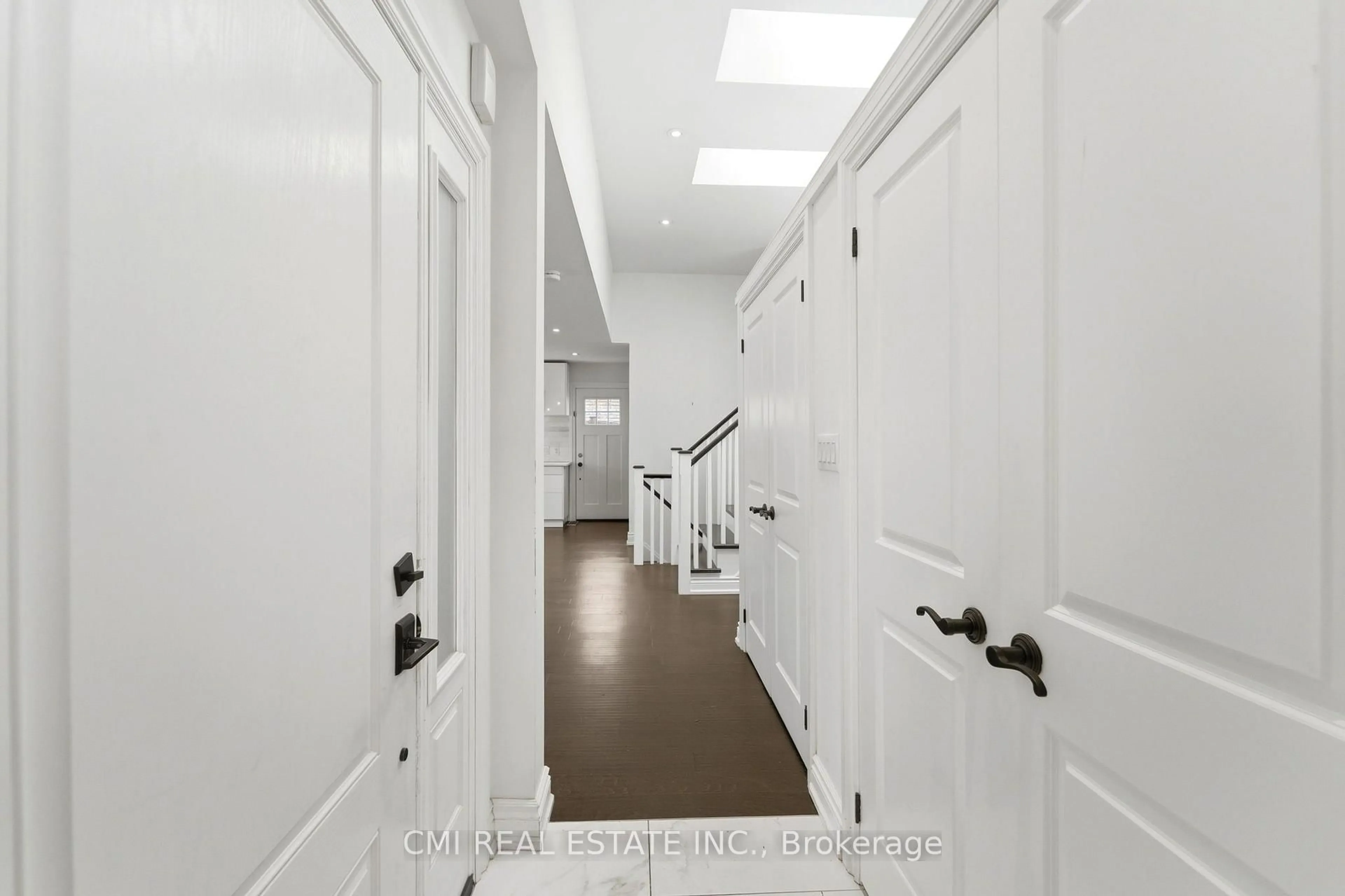 Indoor entryway for 677 Lomond Cres, Burlington Ontario L7L 2N8