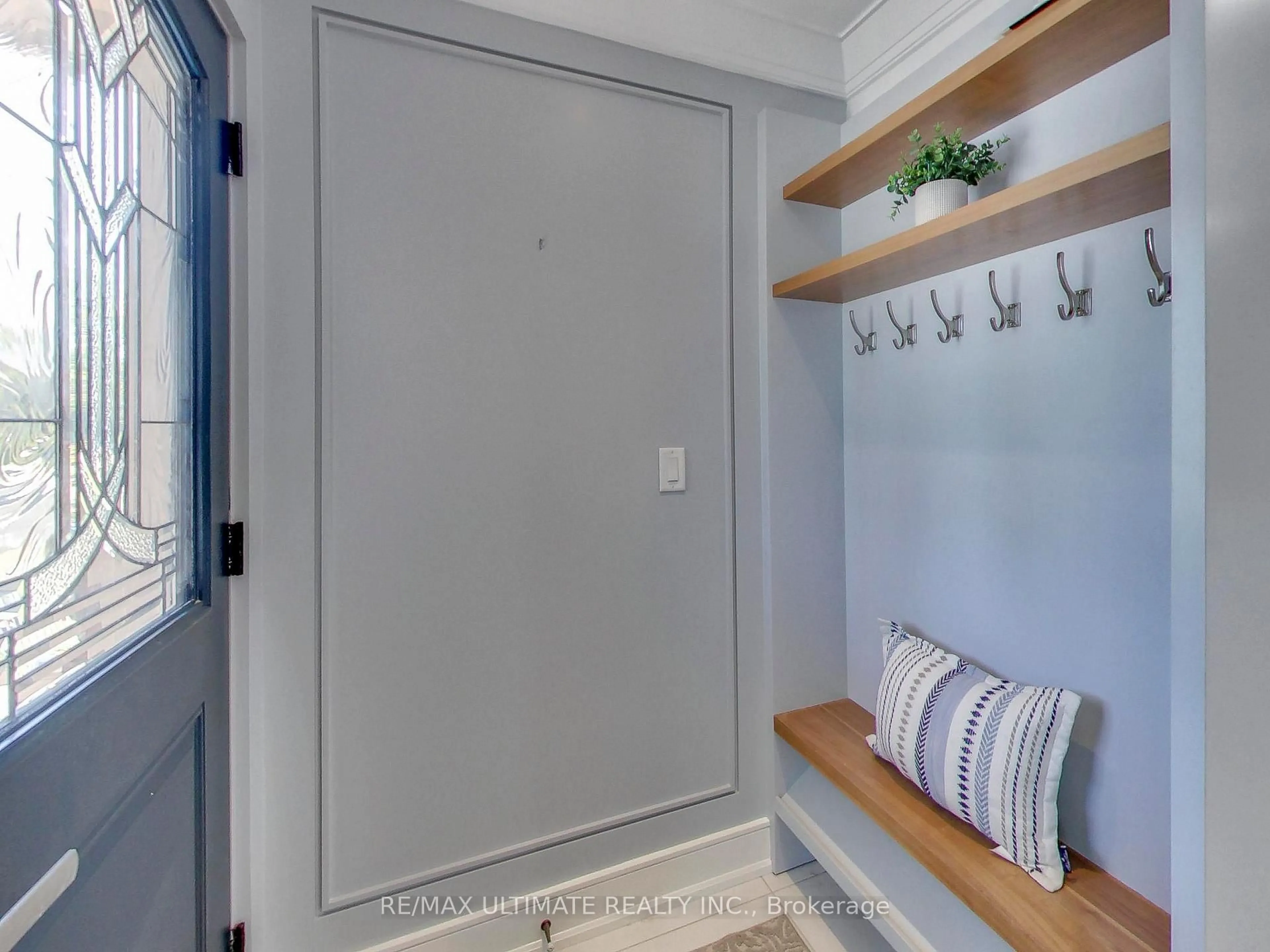 Indoor entryway for 3626 Anniversary Rd, Mississauga Ontario L5C 2G1