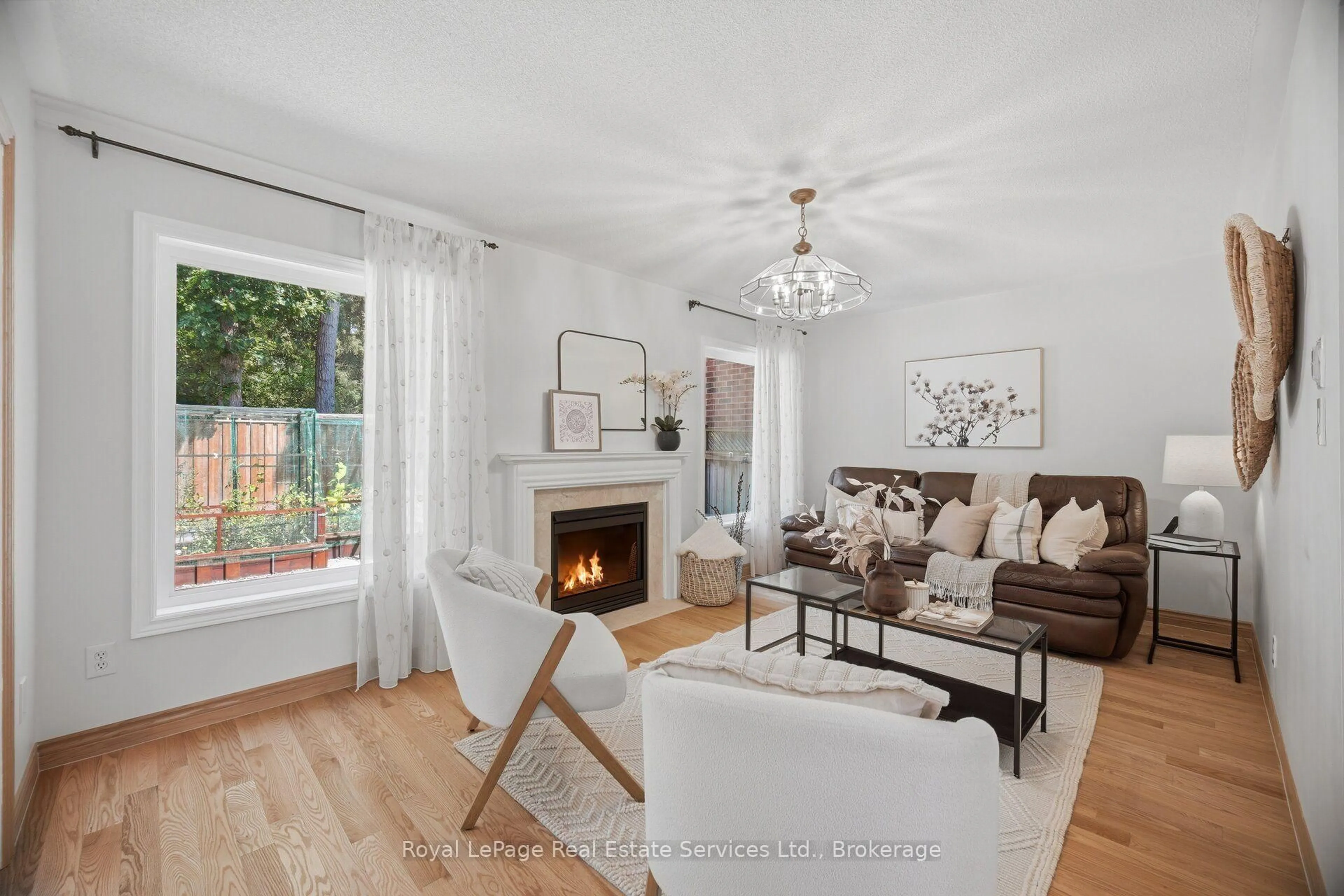 Living room with furniture, unknown for 2259 Empire Cres, Burlington Ontario L7L 6Y6