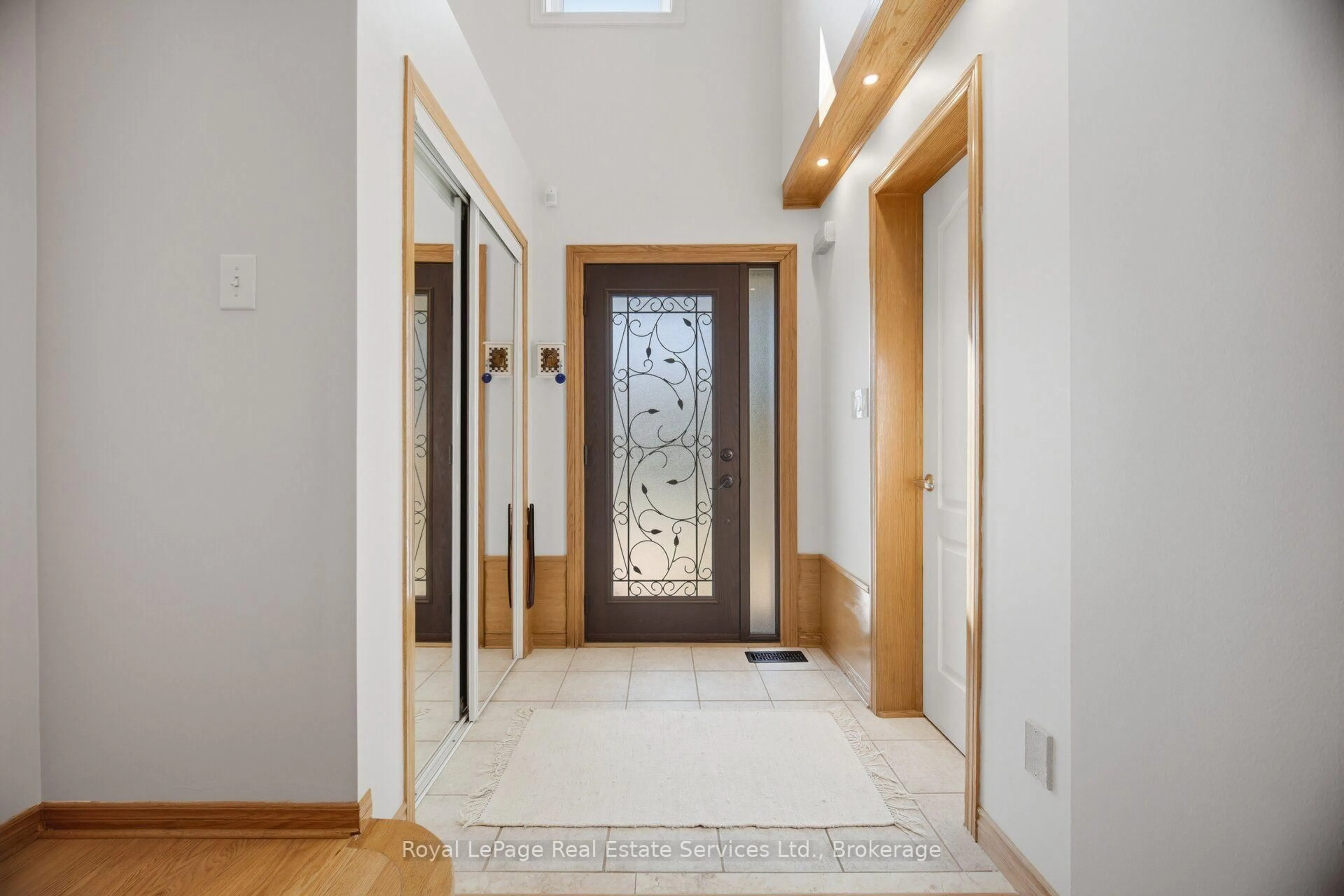Indoor entryway for 2259 Empire Cres, Burlington Ontario L7L 6Y6