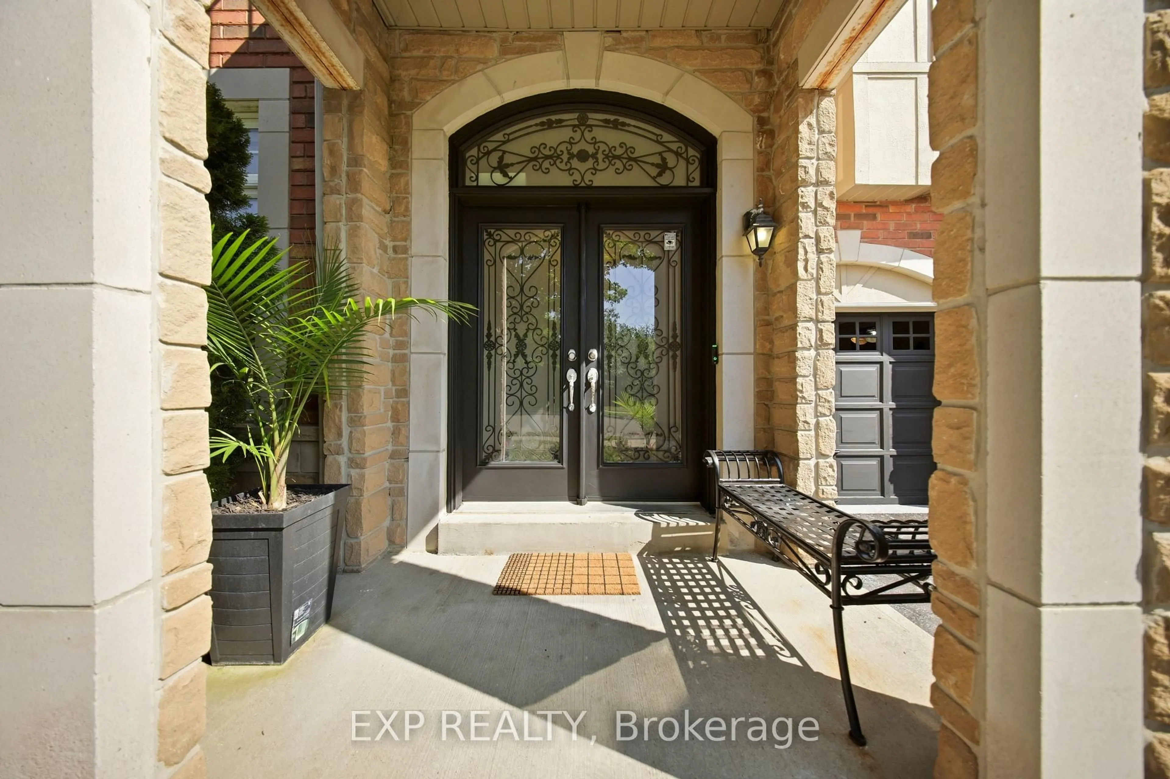 Indoor entryway for 62 Ocean Ridge Dr, Brampton Ontario L6R 3L3