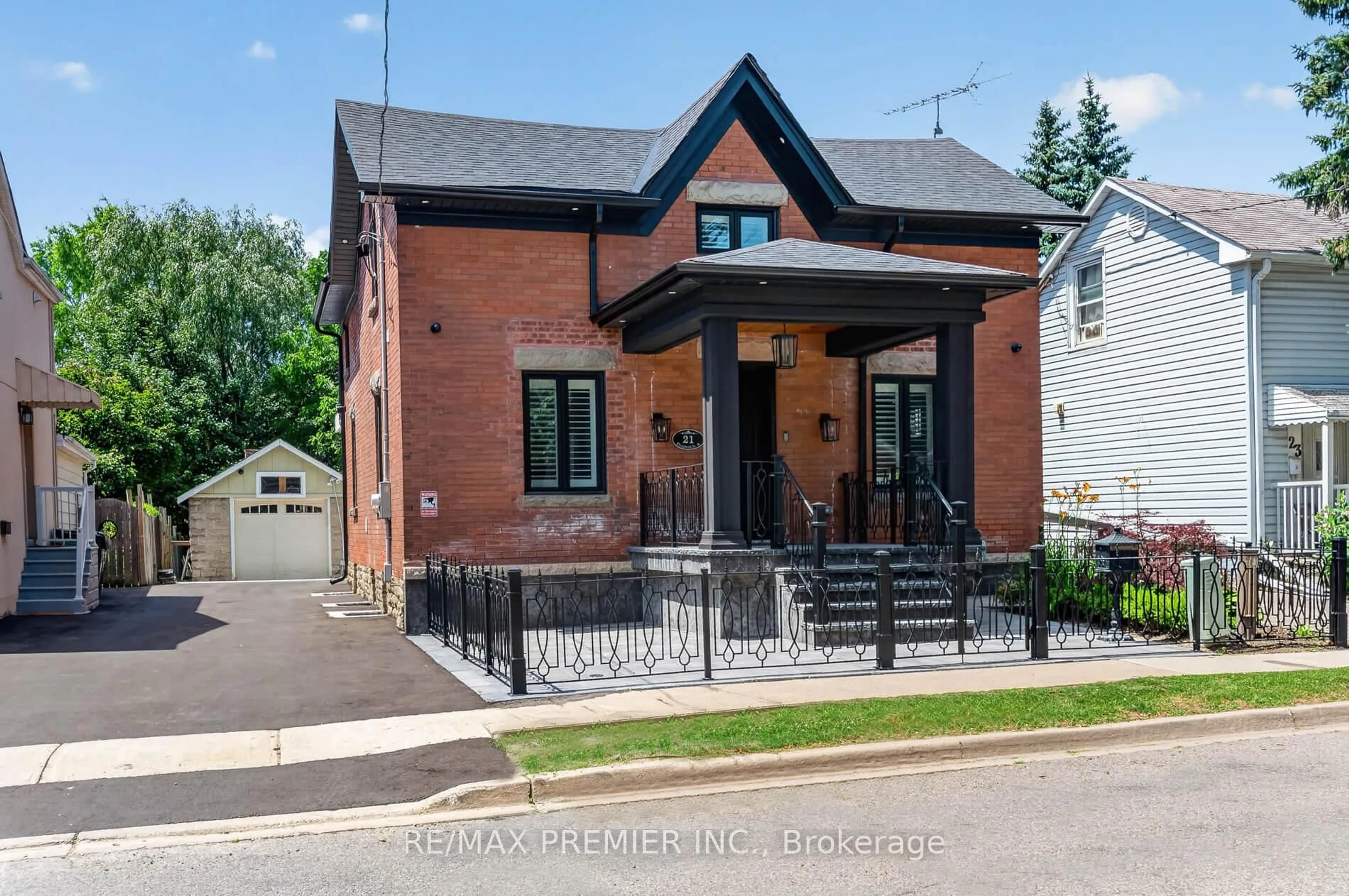 Home with brick exterior material, street for 21 Elizabeth St, Brampton Ontario L6X 1S1
