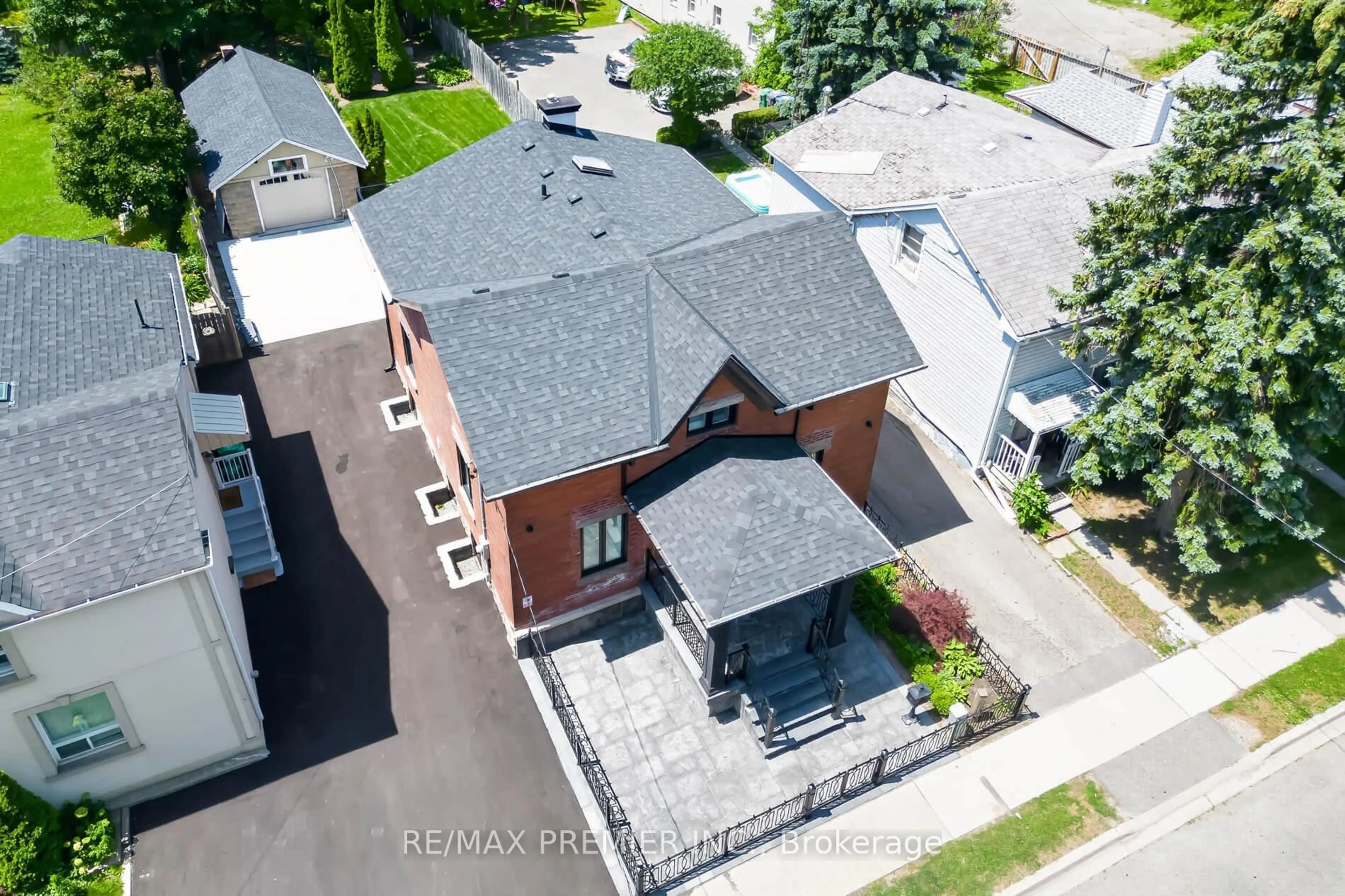A pic from outside/outdoor area/front of a property/back of a property/a pic from drone, street for 21 Elizabeth St, Brampton Ontario L6X 1S1