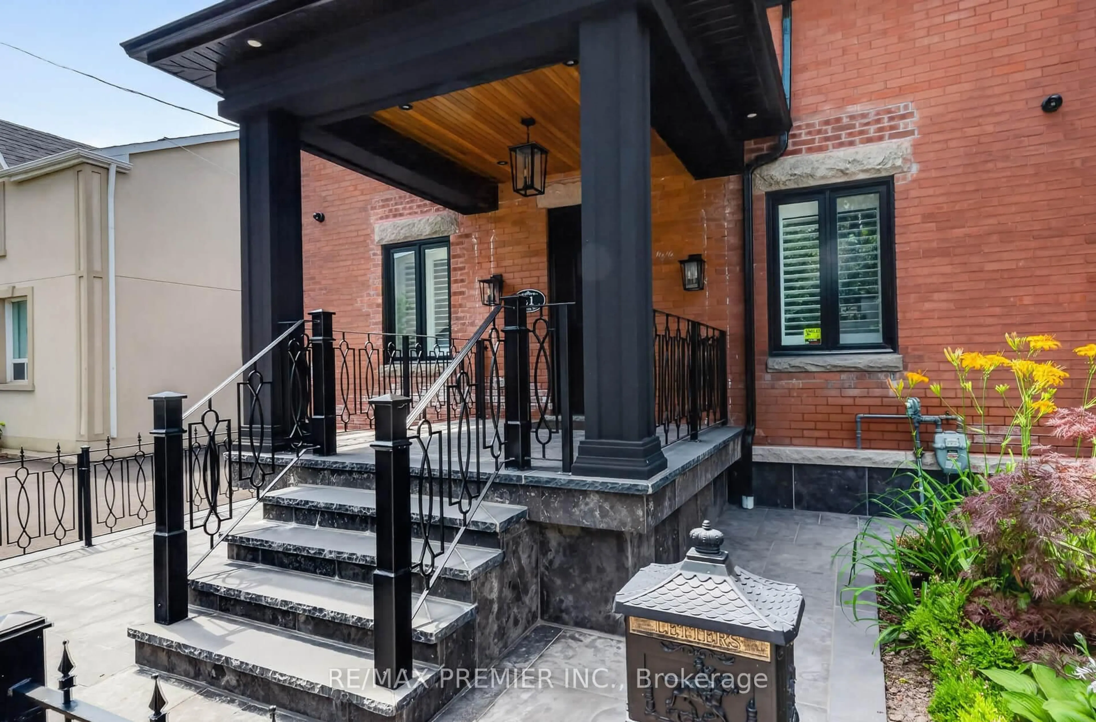 Home with brick exterior material, street for 21 Elizabeth St, Brampton Ontario L6X 1S1