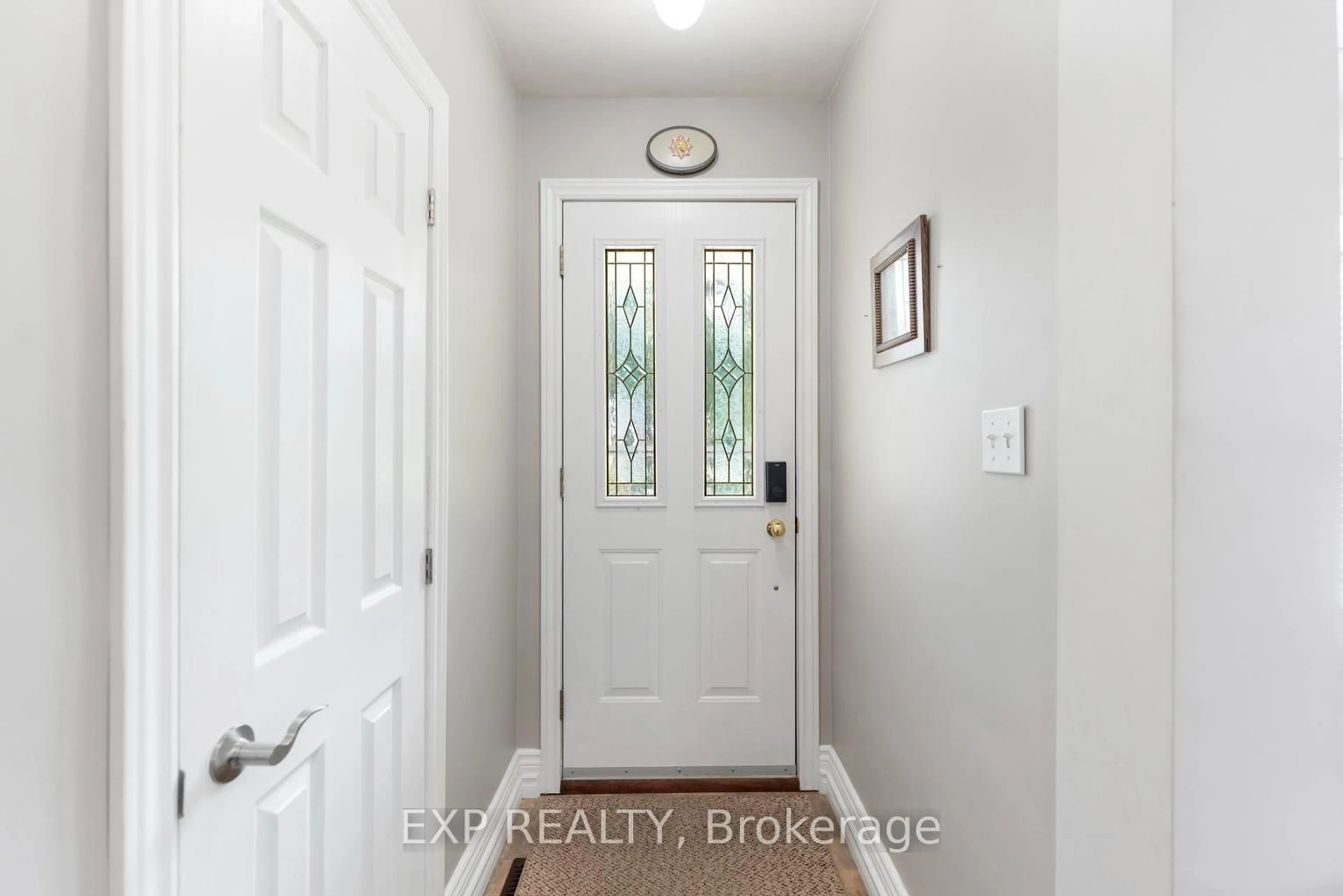 Indoor entryway for 1063 Joan Dr, Burlington Ontario L7T 3H3