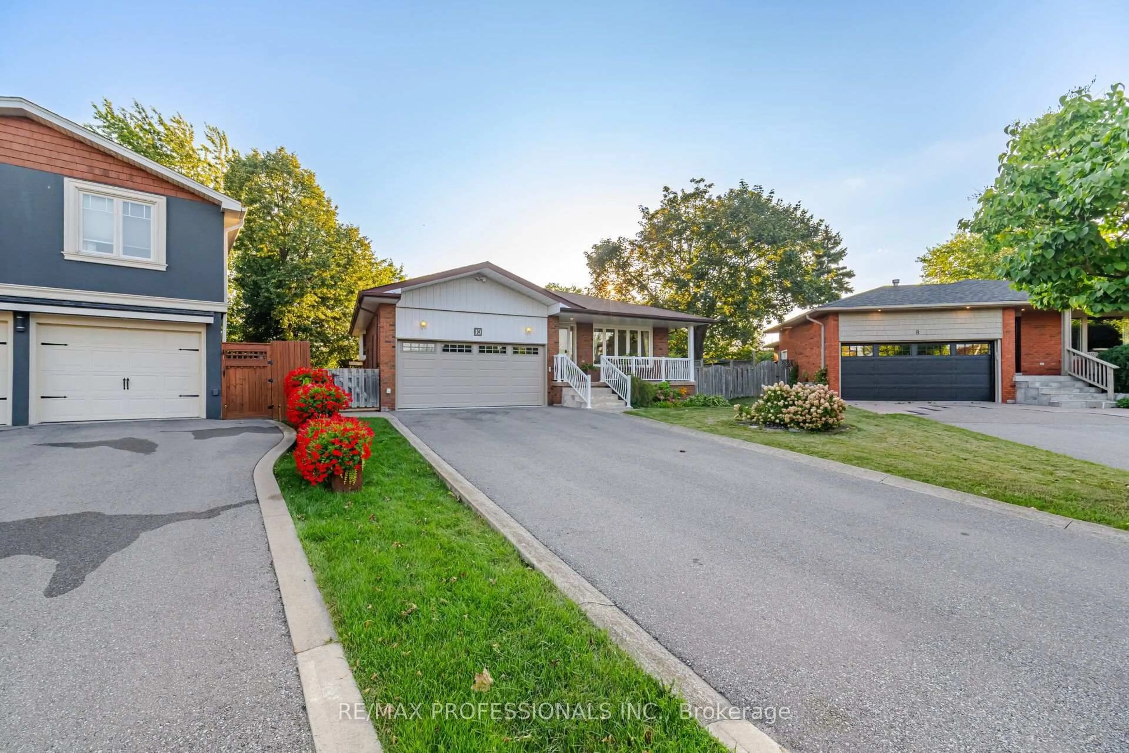 A pic from outside/outdoor area/front of a property/back of a property/a pic from drone, street for 10 Hopedale Crt, Mississauga Ontario L5M 2E9