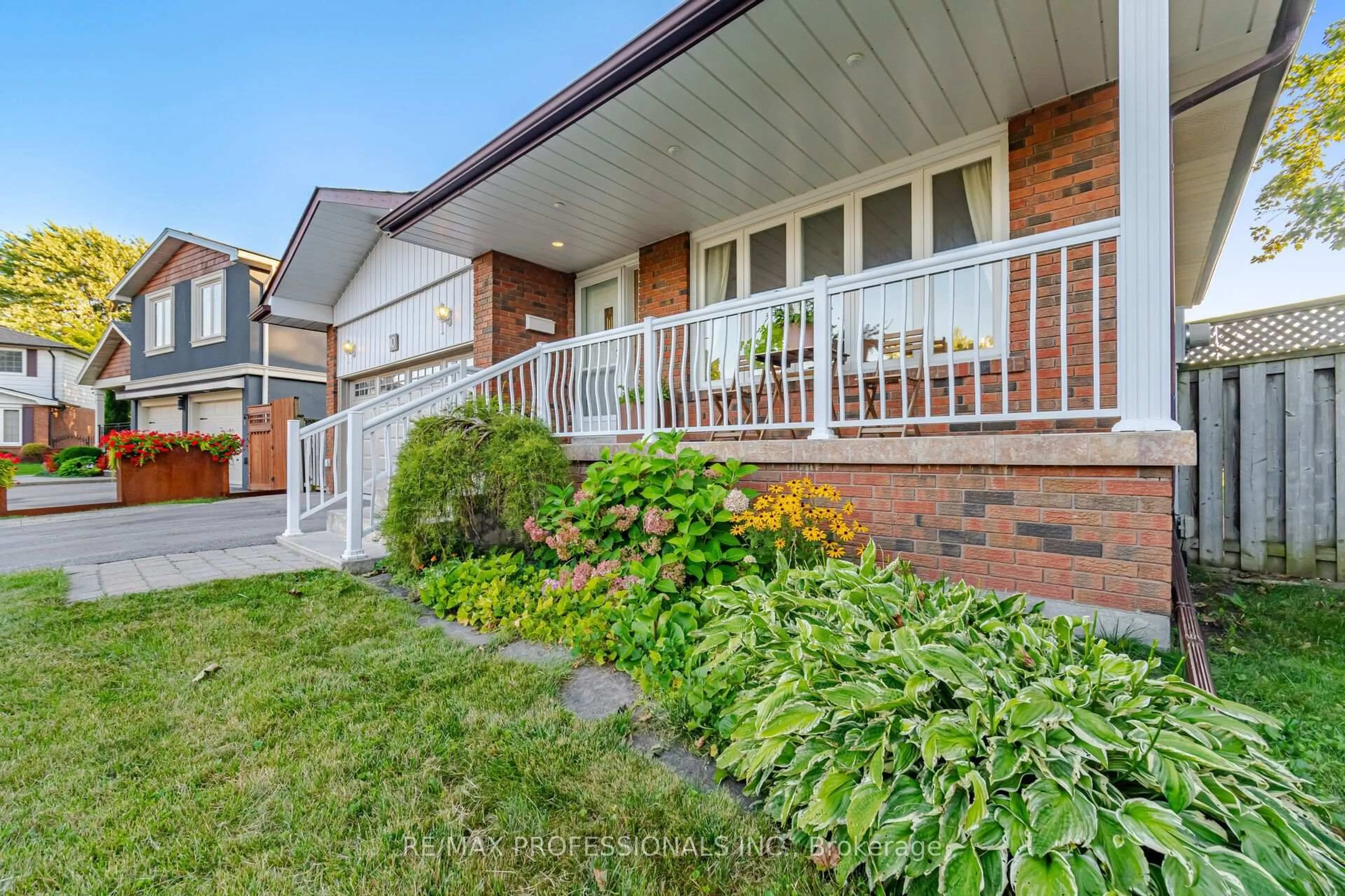Home with brick exterior material, street for 10 Hopedale Crt, Mississauga Ontario L5M 2E9