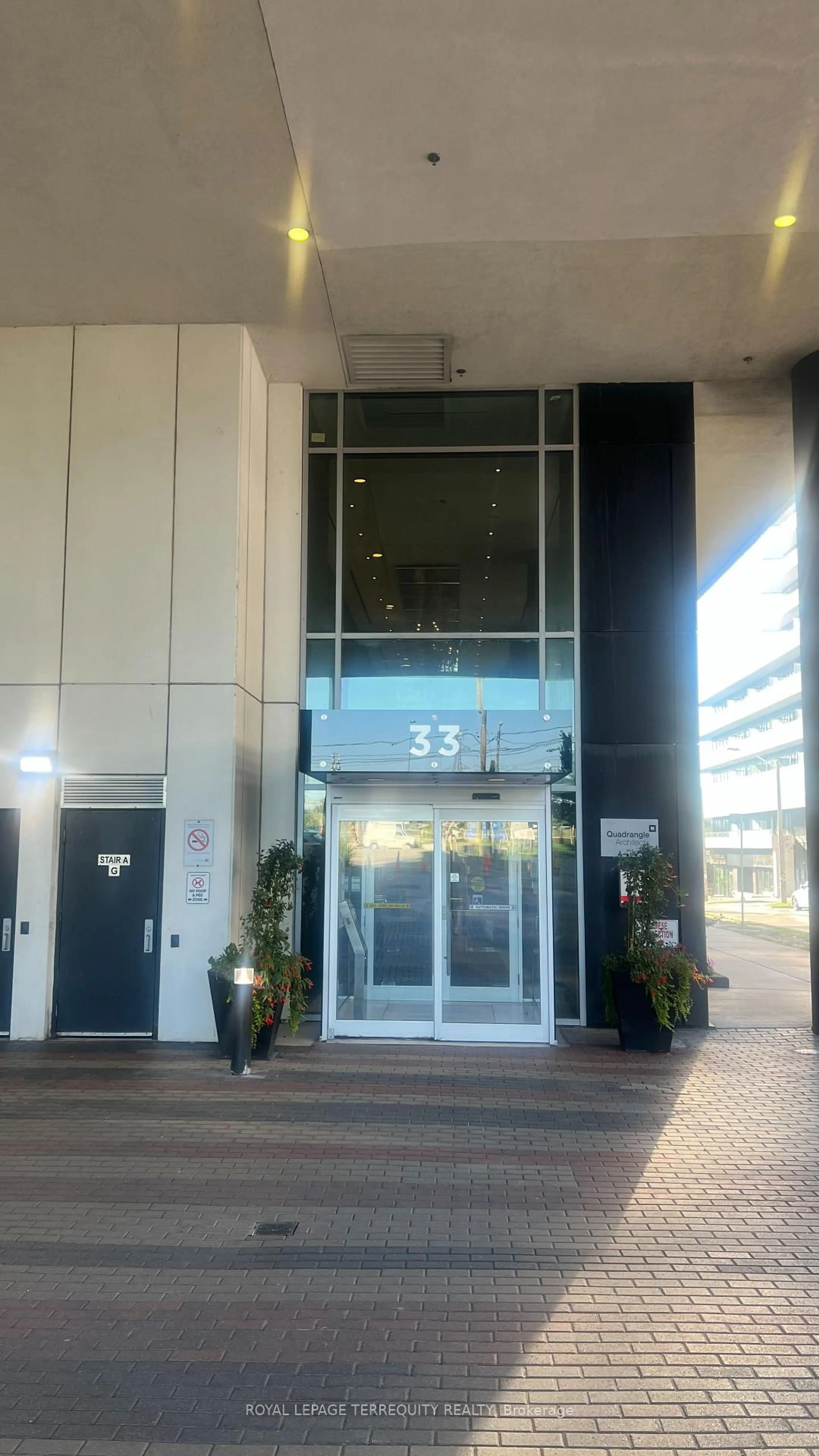 Indoor foyer for 33 Shore Breeze Dr #1303, Toronto Ontario M8V 0G1