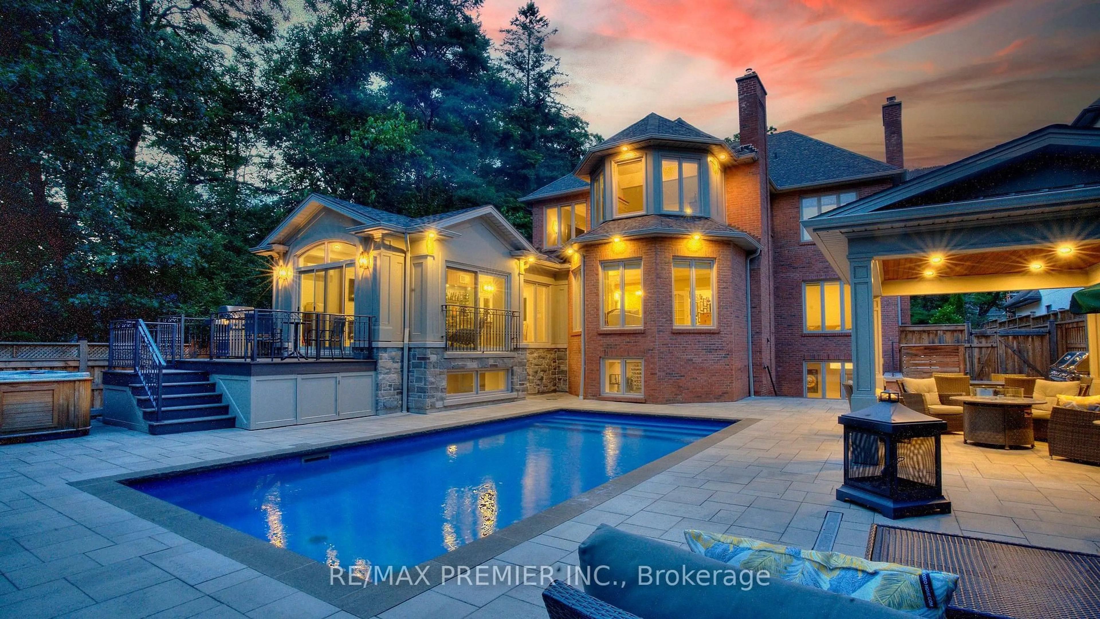 Pool for 2064 Dickson Rd, Mississauga Ontario L5B 1Y6