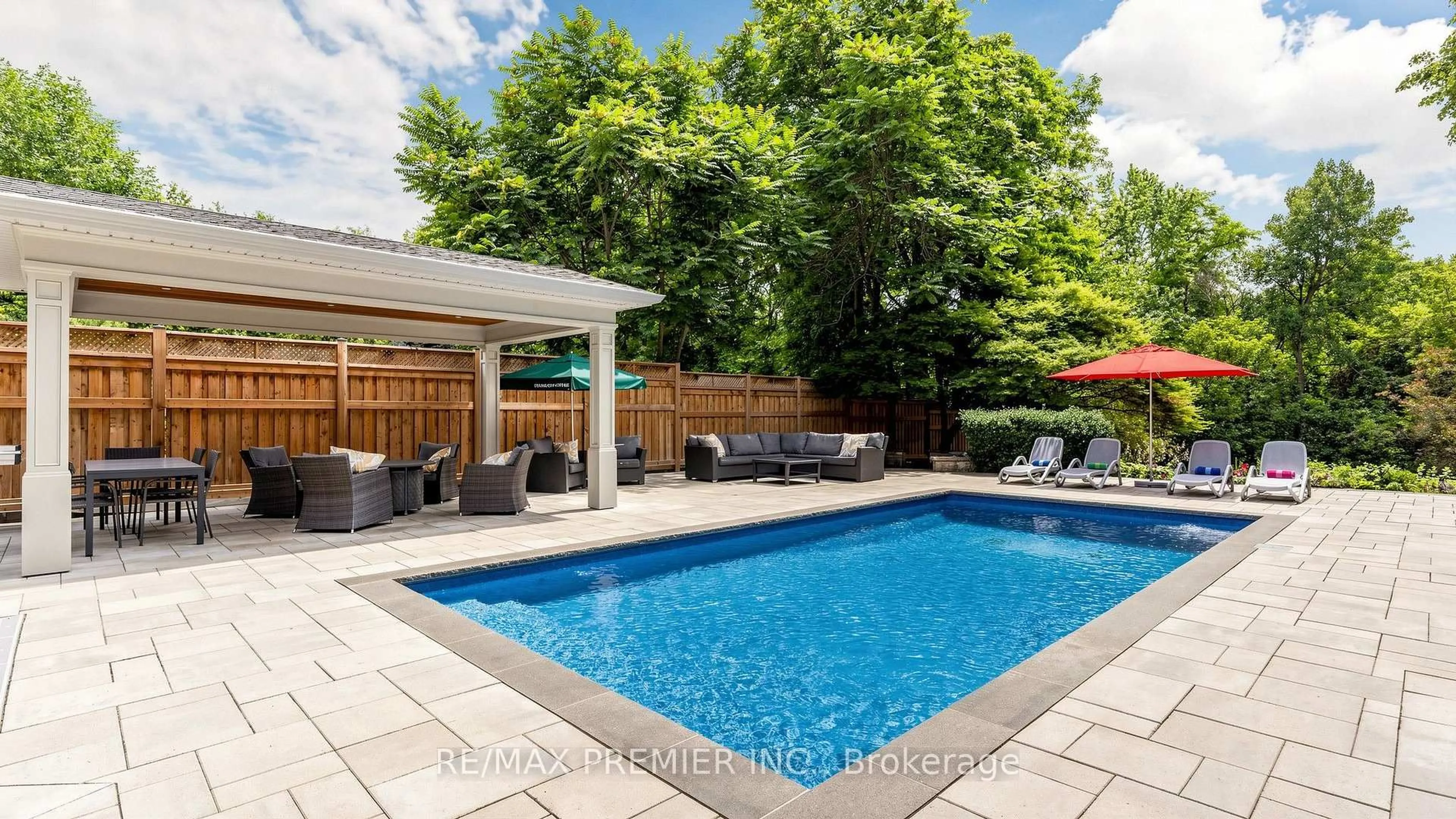 Pool for 2064 Dickson Rd, Mississauga Ontario L5B 1Y6
