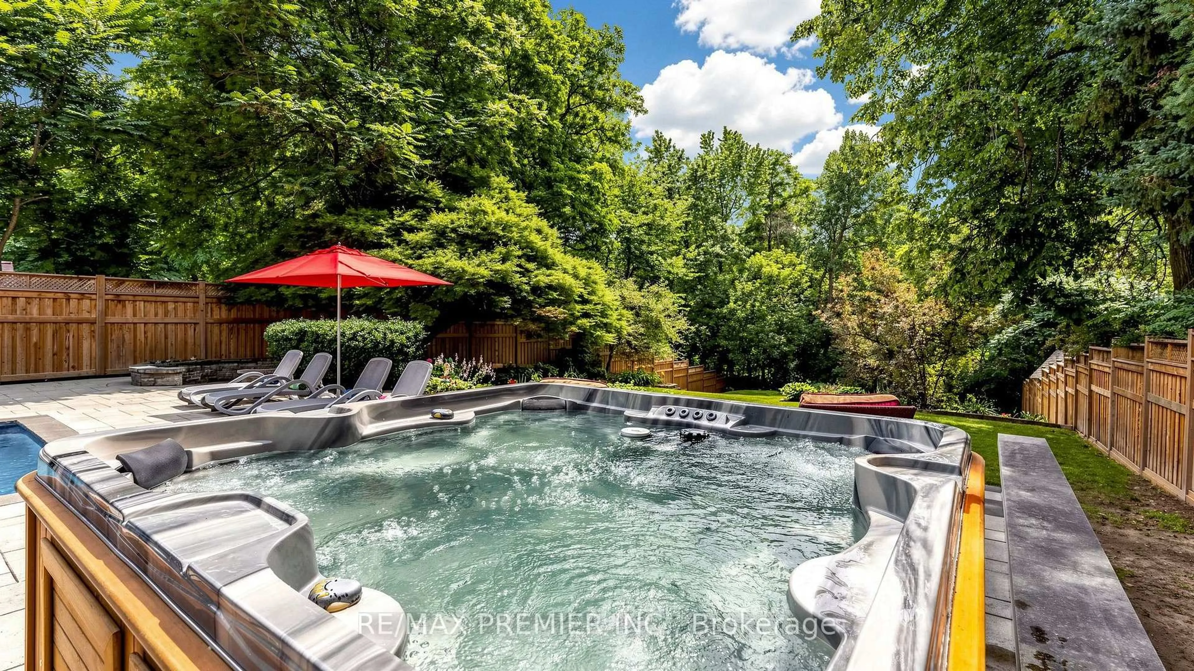 Pool for 2064 Dickson Rd, Mississauga Ontario L5B 1Y6