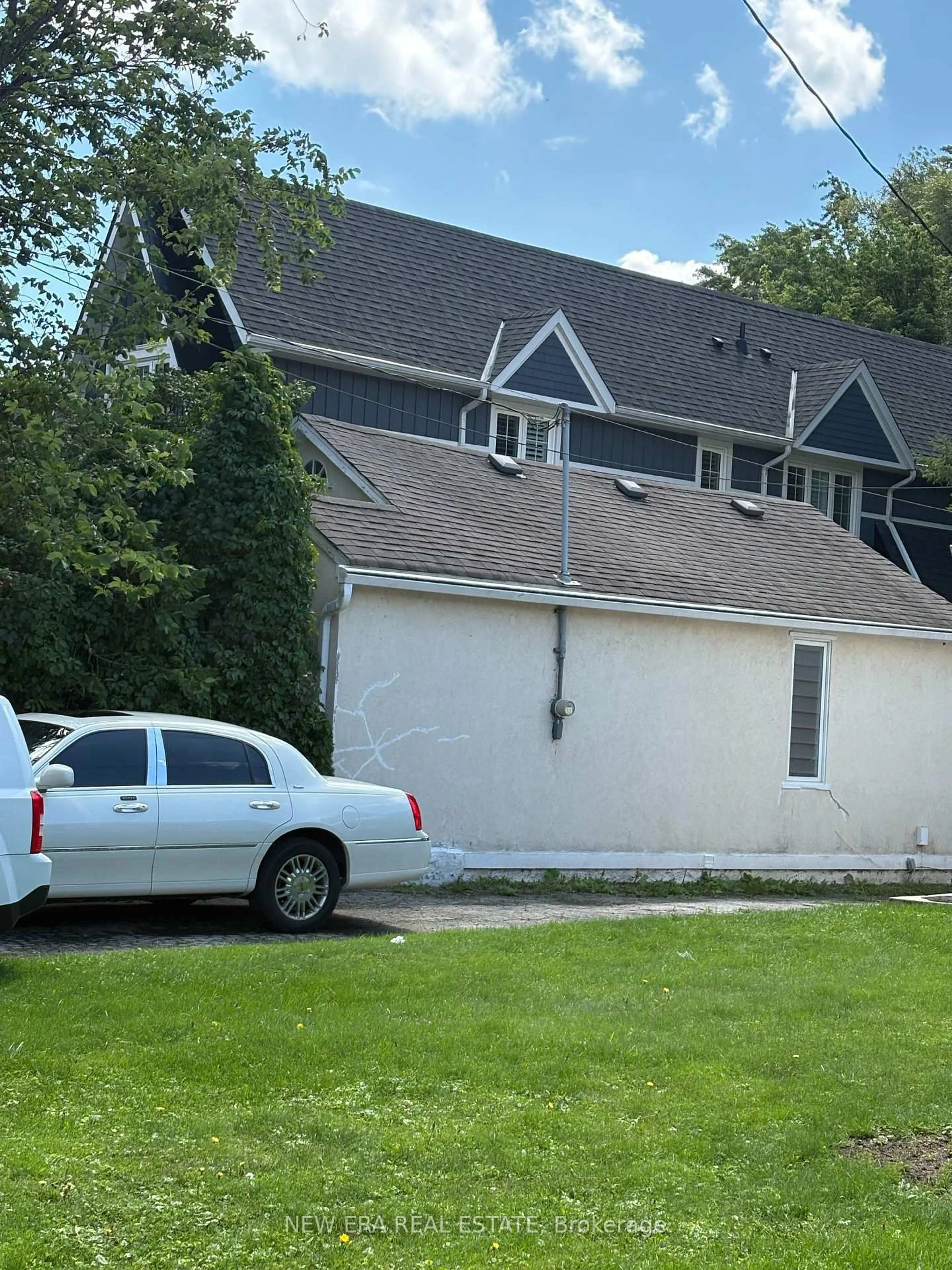 Home with vinyl exterior material, street for 954 Beechwood Ave, Mississauga Ontario L5G 4E2