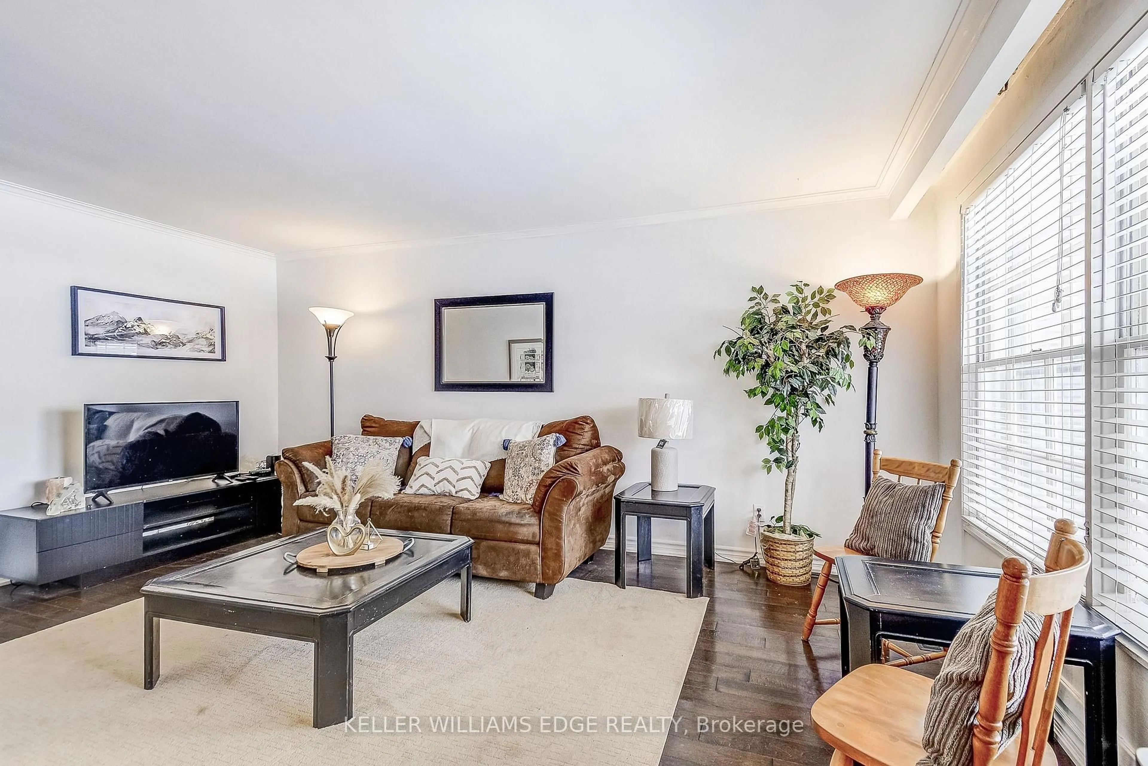 Living room with furniture, unknown for 2145 Sandringham Dr, Burlington Ontario L7P 1T8