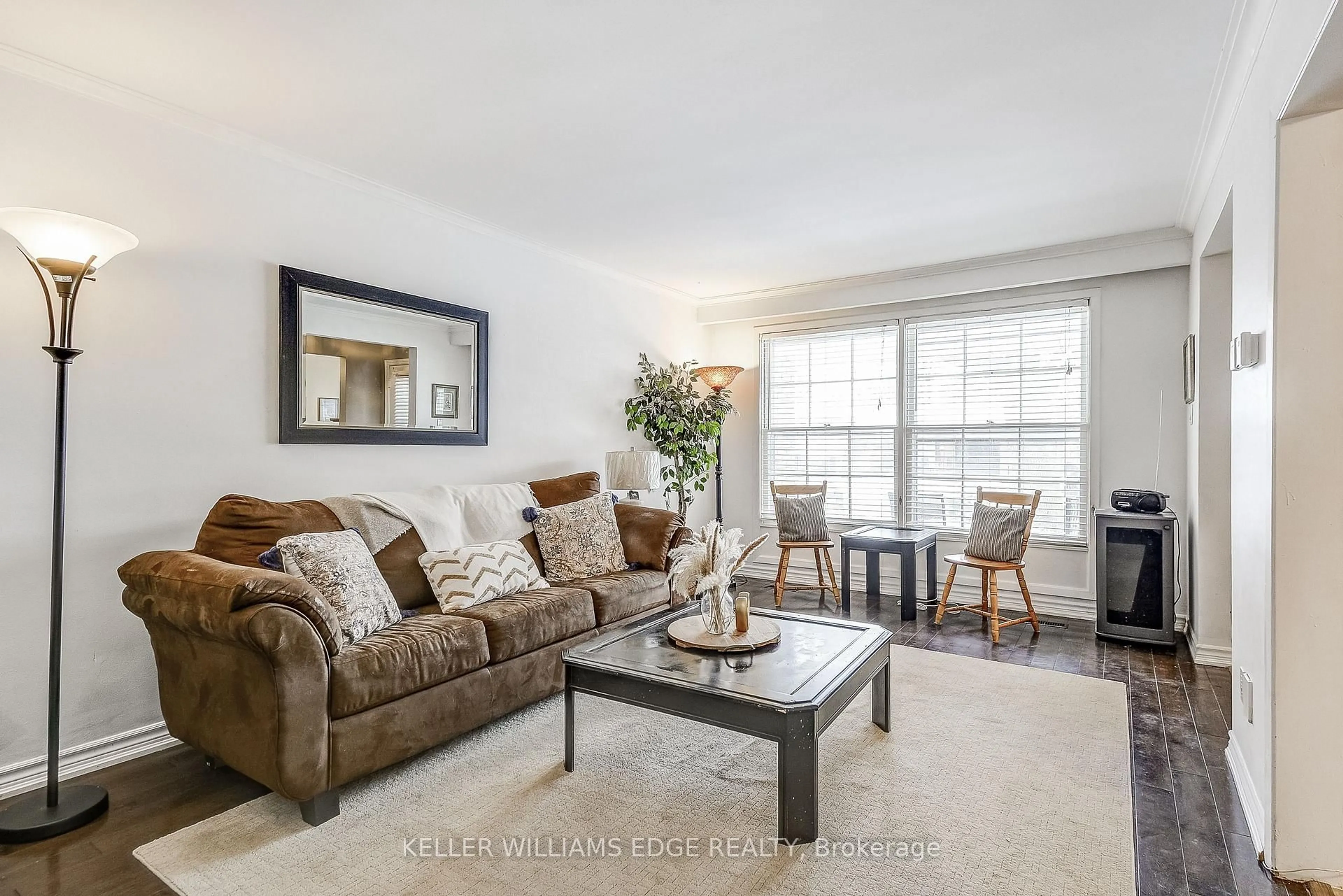 Living room with furniture, unknown for 2145 Sandringham Dr, Burlington Ontario L7P 1T8