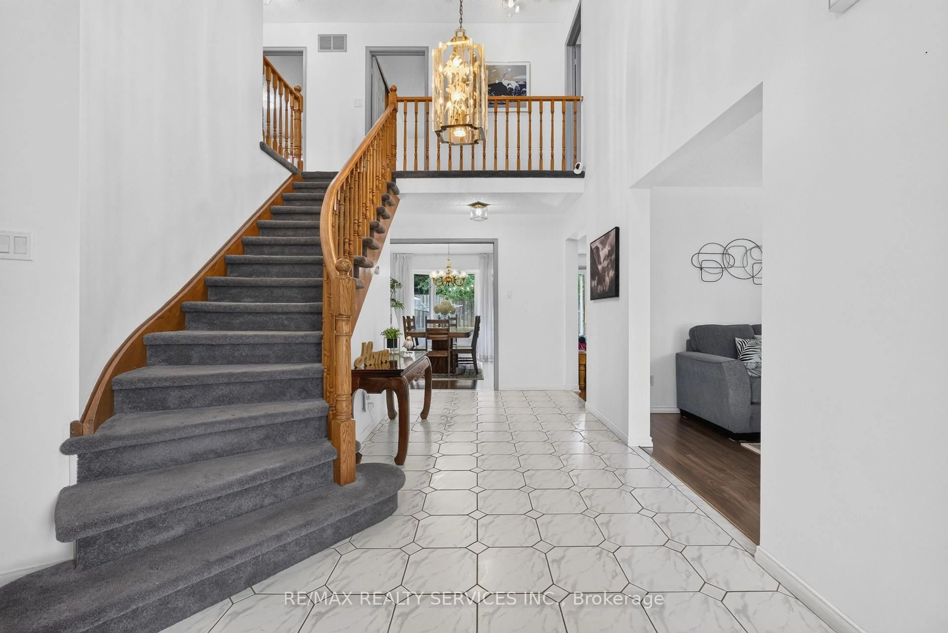 Indoor foyer for 30 Nasmith St, Brampton Ontario L6S 4Z2