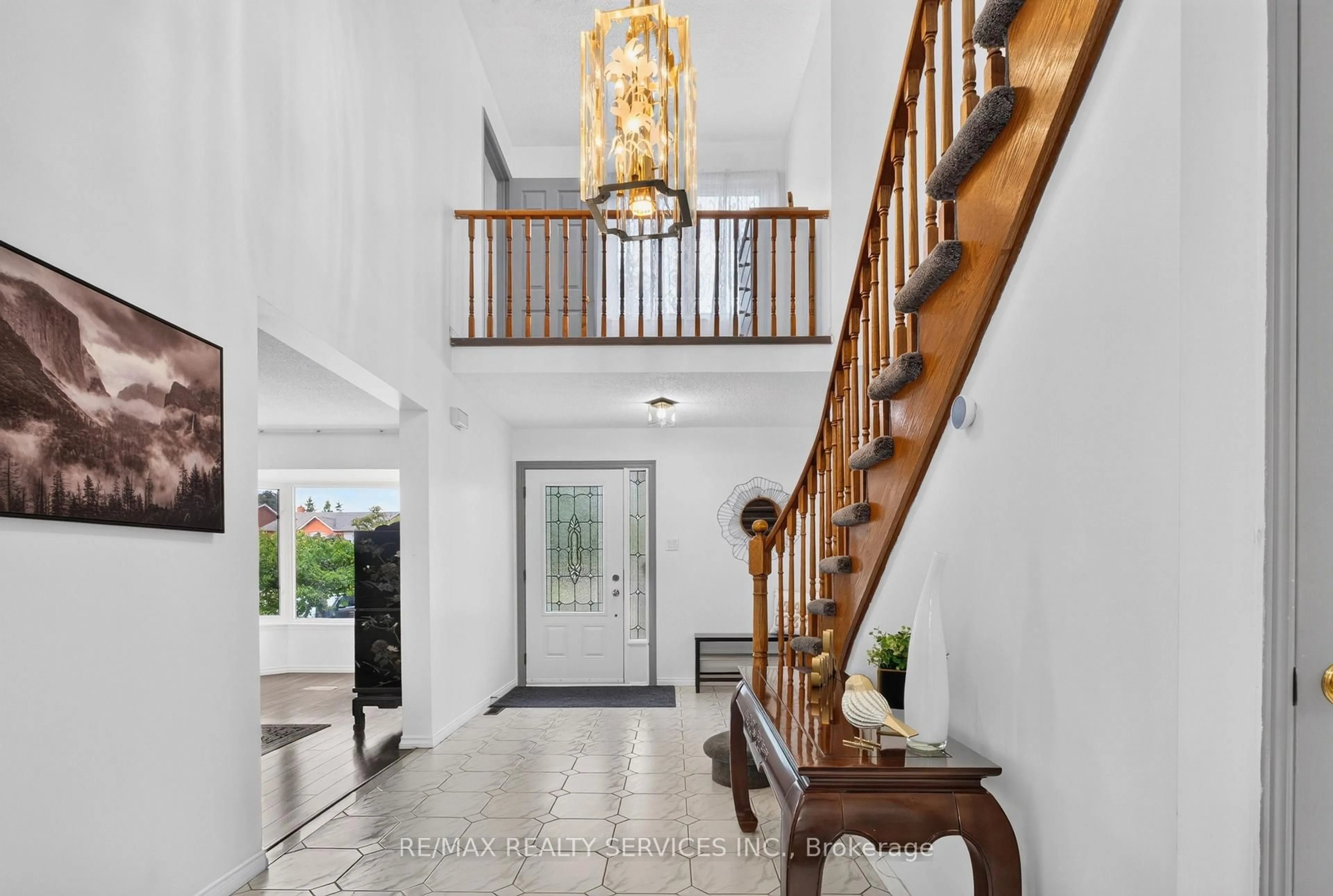 Indoor foyer for 30 Nasmith St, Brampton Ontario L6S 4Z2