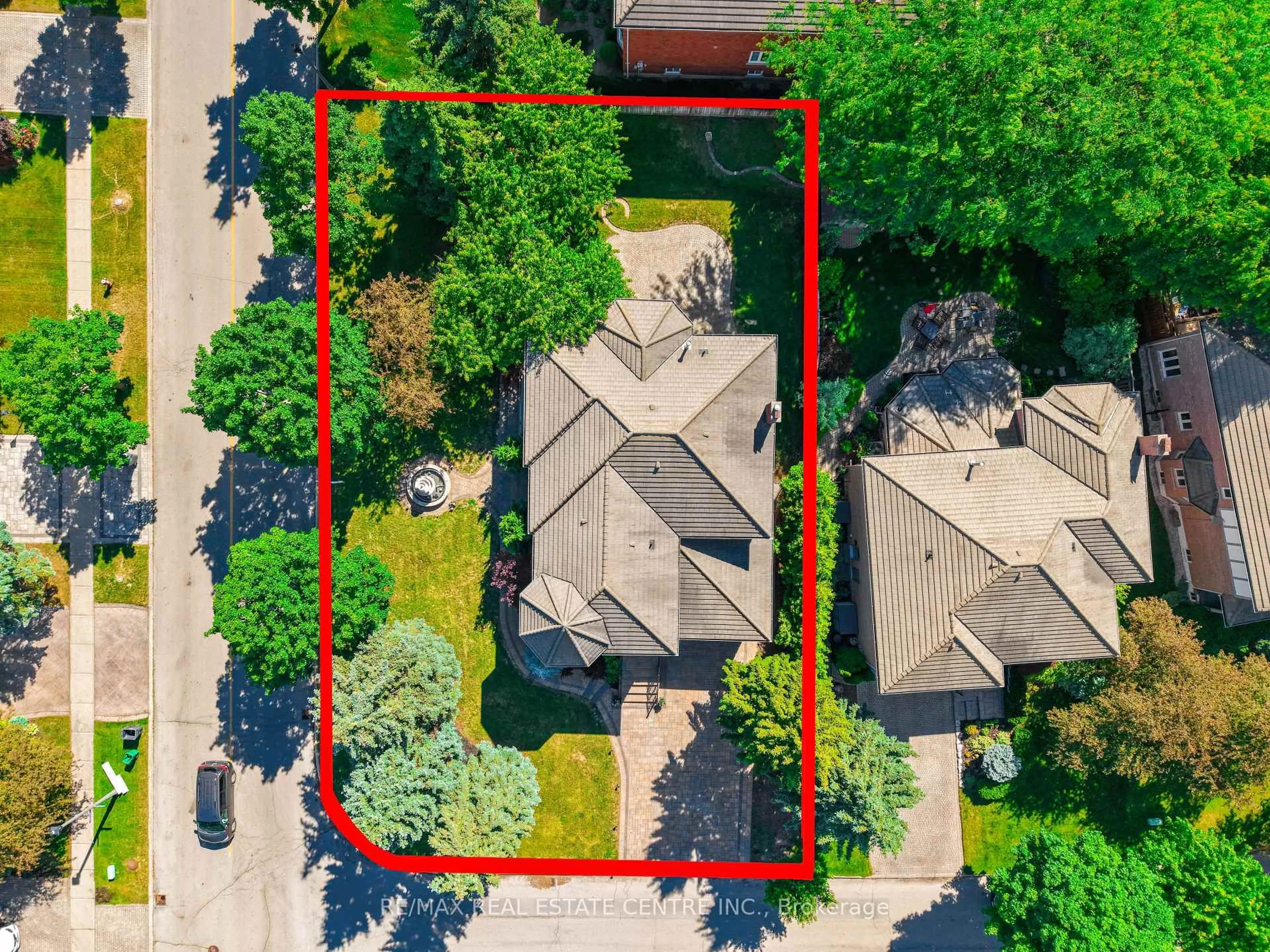 A pic from outside/outdoor area/front of a property/back of a property/a pic from drone, street for 5078 Frybrook Crt, Mississauga Ontario L5M 5A8