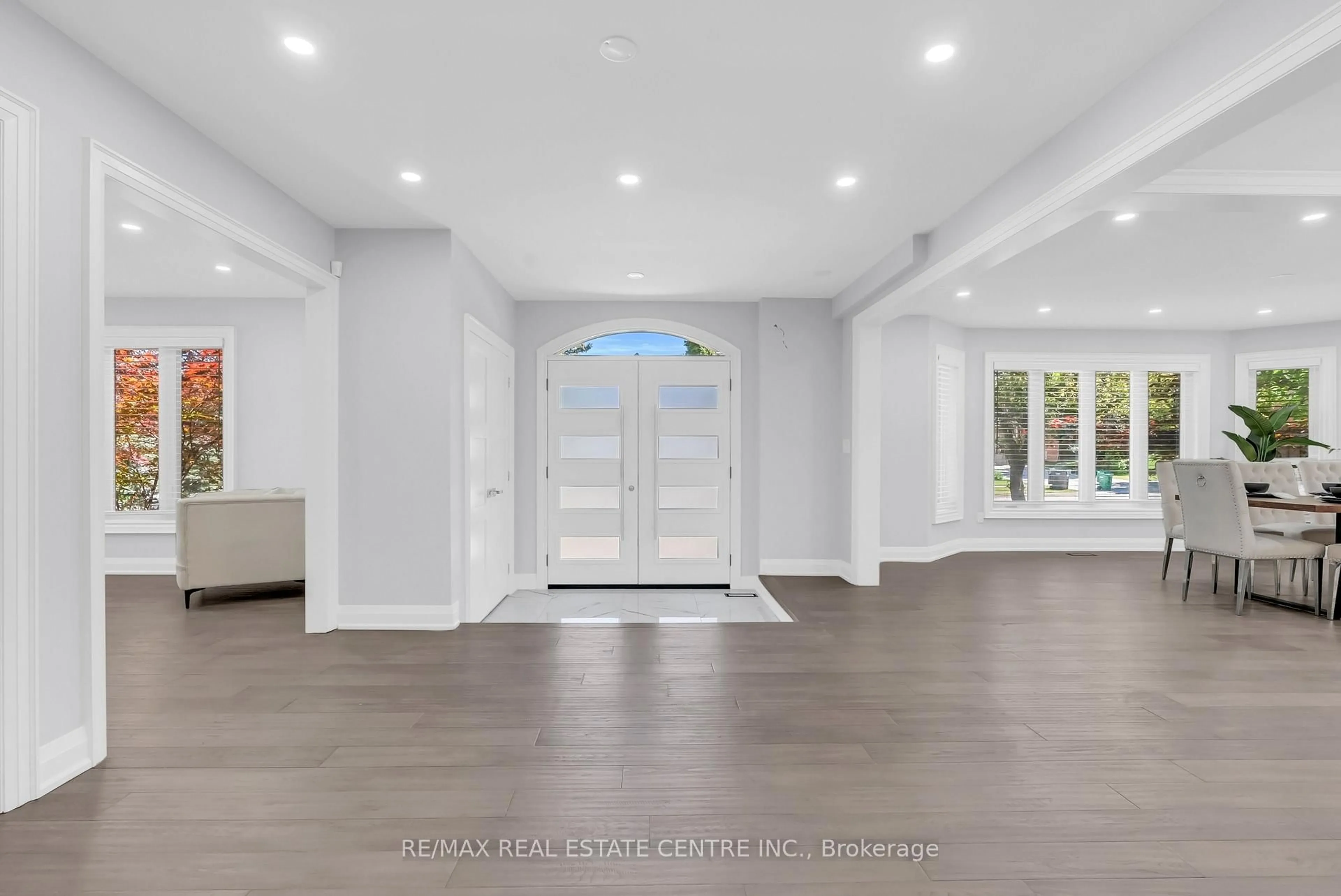 Indoor entryway for 5078 Frybrook Crt, Mississauga Ontario L5M 5A8