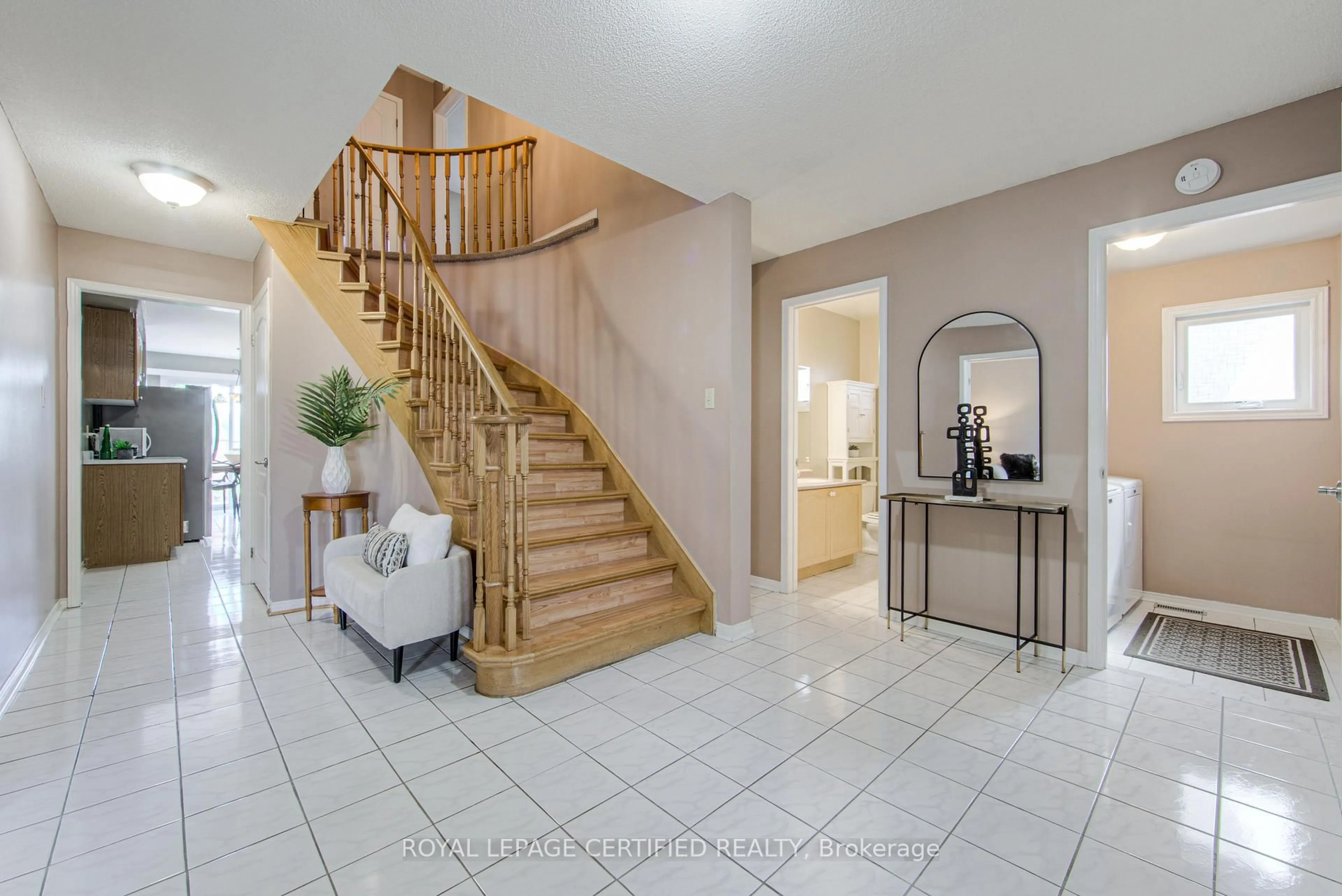 Indoor foyer for 1448 Rose Haven Rd, Mississauga Ontario L5V 1H1