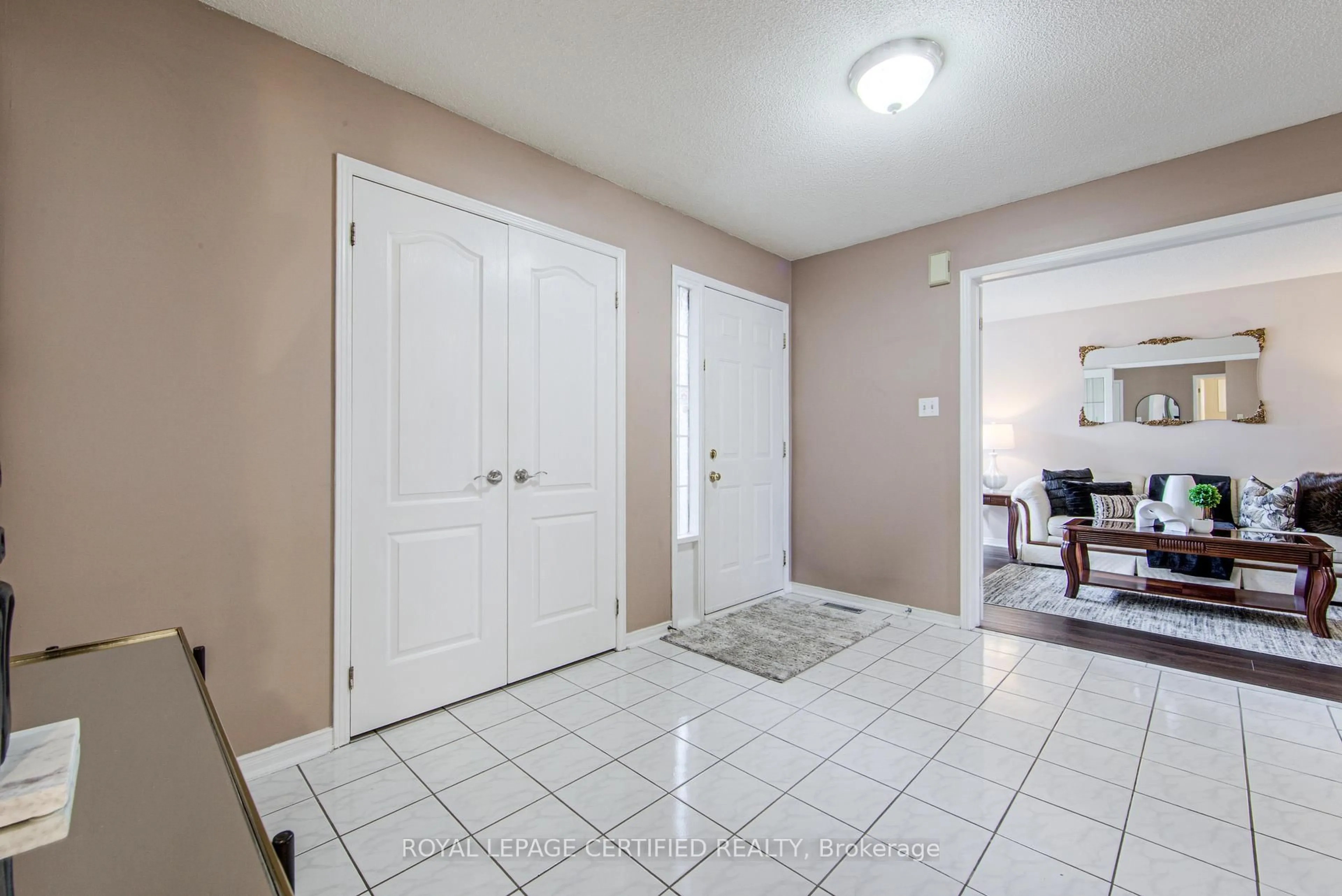 Indoor entryway for 1448 Rose Haven Rd, Mississauga Ontario L5V 1H1