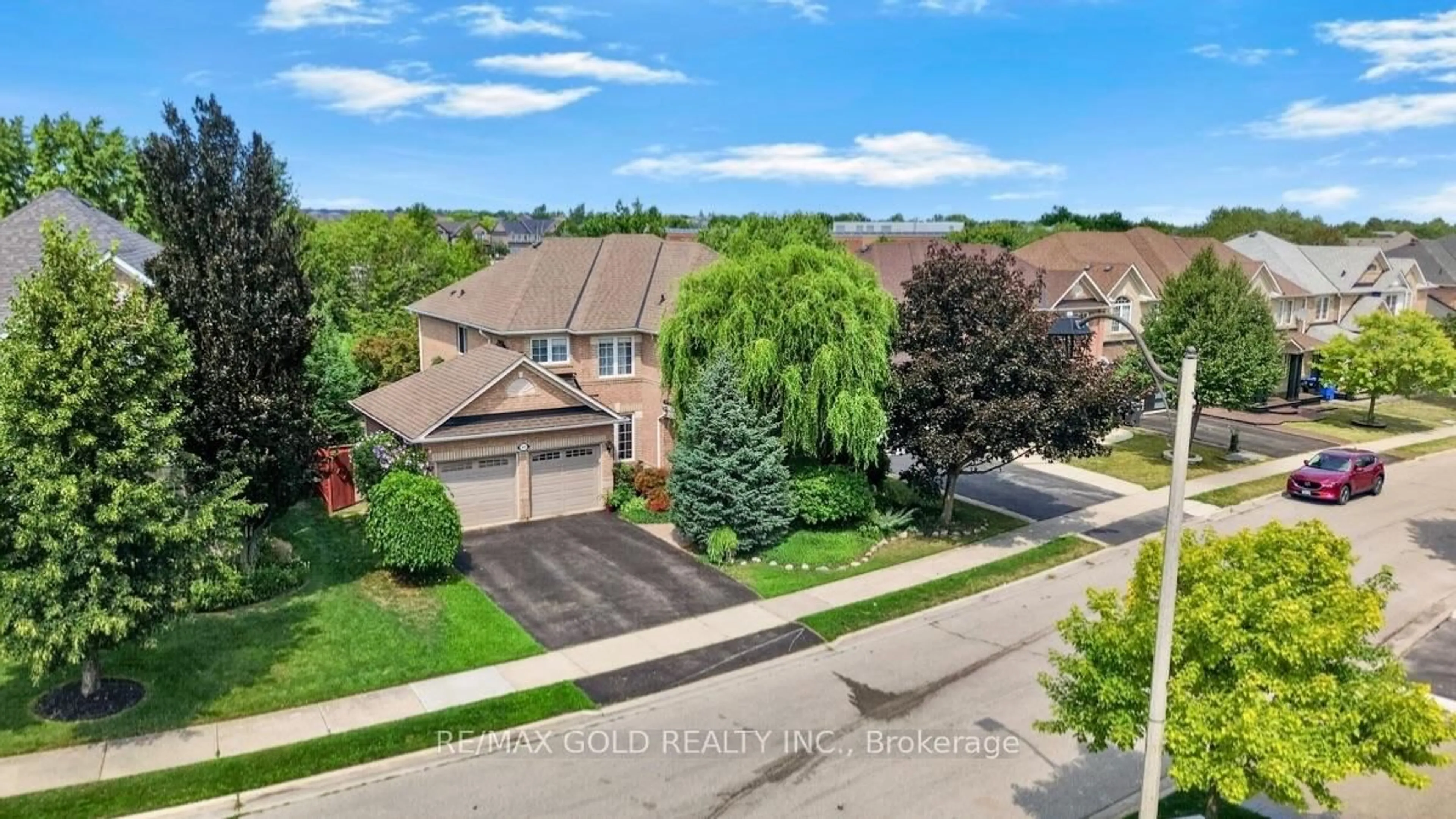A pic from outside/outdoor area/front of a property/back of a property/a pic from drone, street for 40 Maldives Cres, Brampton Ontario L6P 1L3