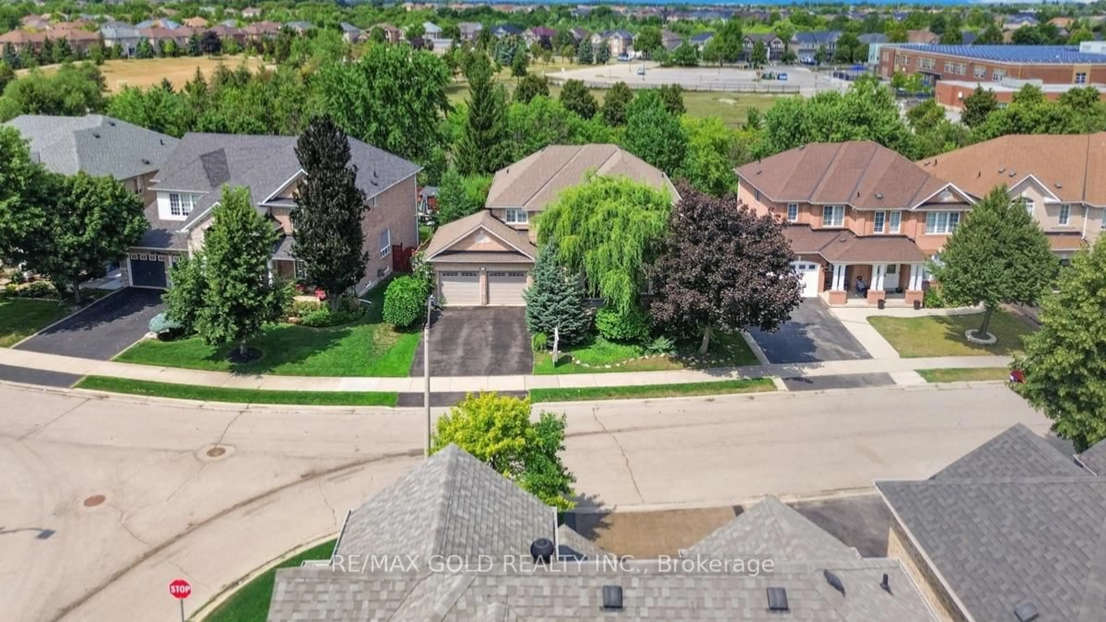 A pic from outside/outdoor area/front of a property/back of a property/a pic from drone, water/lake/river/ocean view for 40 Maldives Cres, Brampton Ontario L6P 1L3