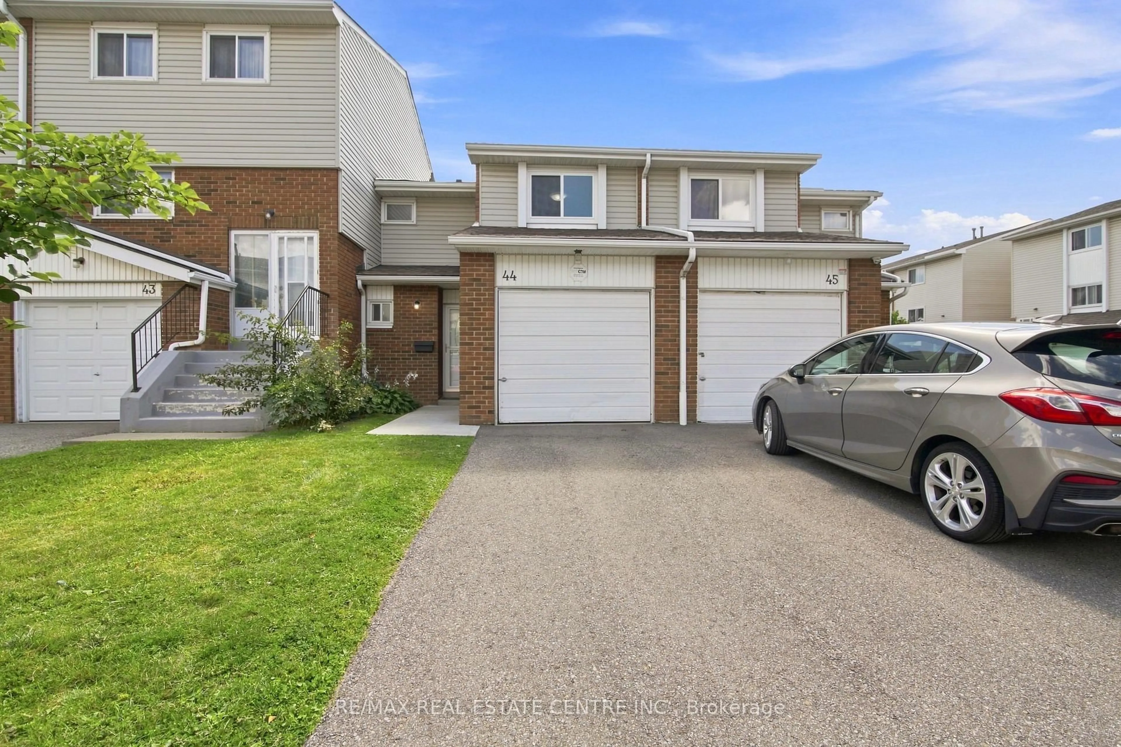 A pic from outside/outdoor area/front of a property/back of a property/a pic from drone, street for 44 Franklin Crt #49, Brampton Ontario L6T 3Z1