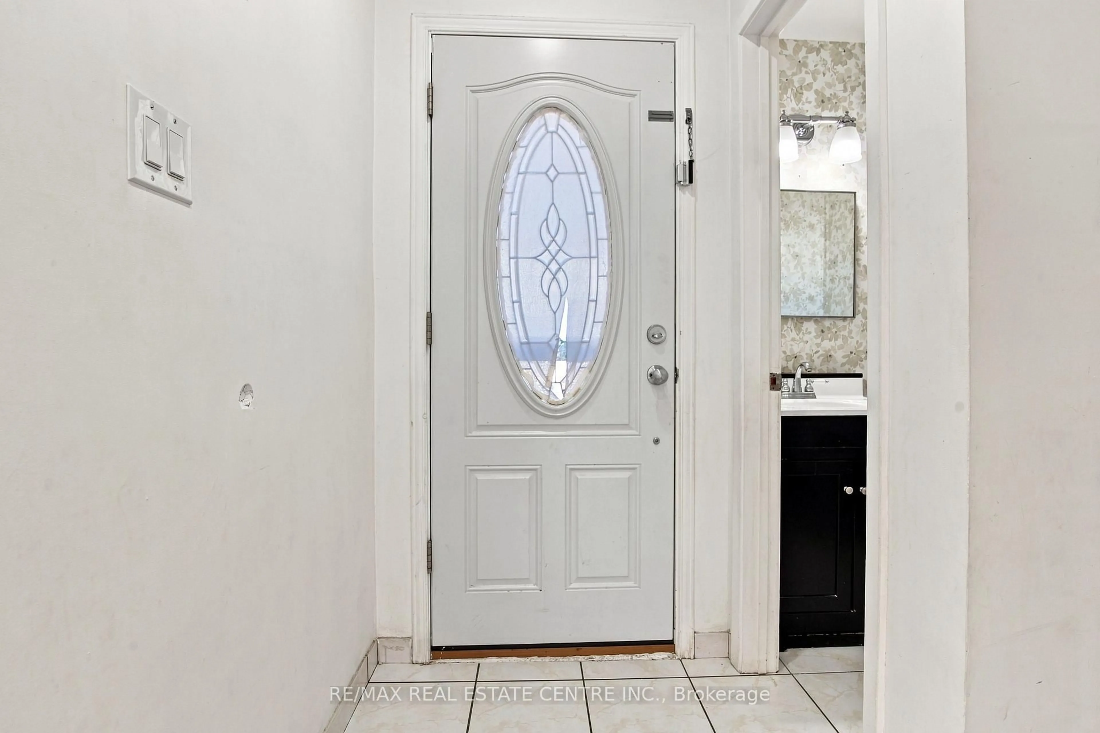 Indoor entryway for 44 Franklin Crt #49, Brampton Ontario L6T 3Z1