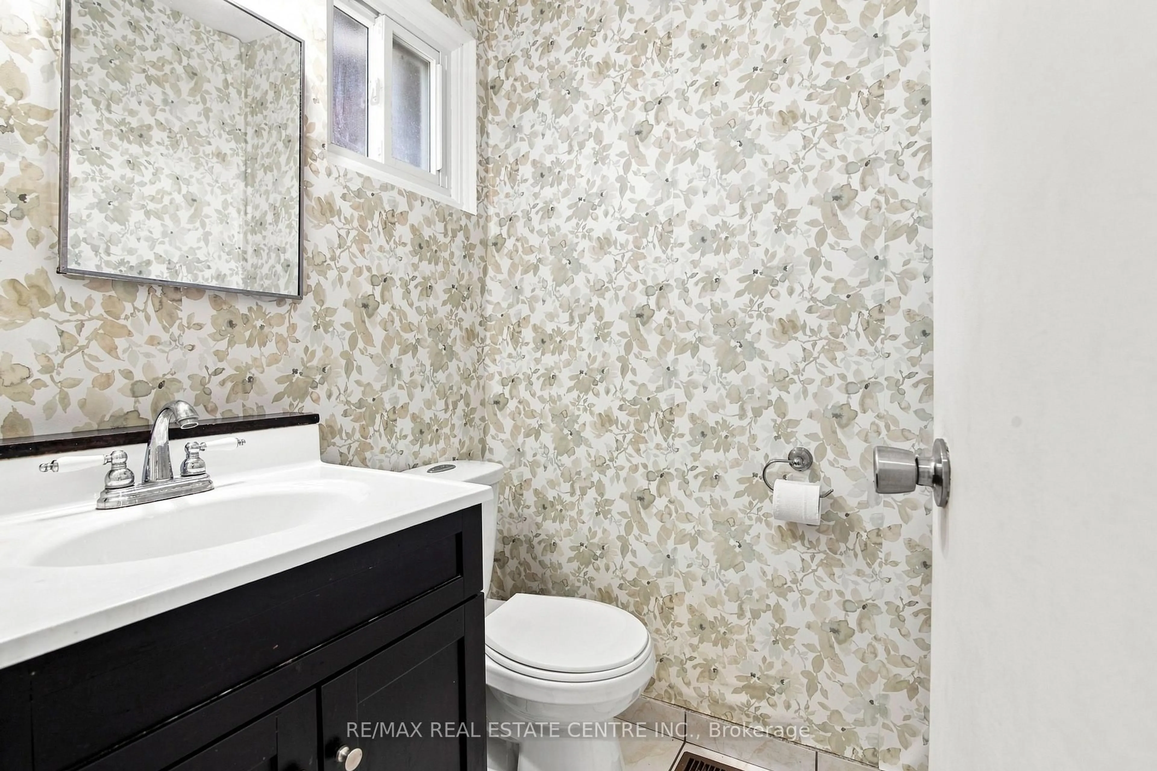 Standard bathroom, ceramic/tile floor for 44 Franklin Crt #49, Brampton Ontario L6T 3Z1