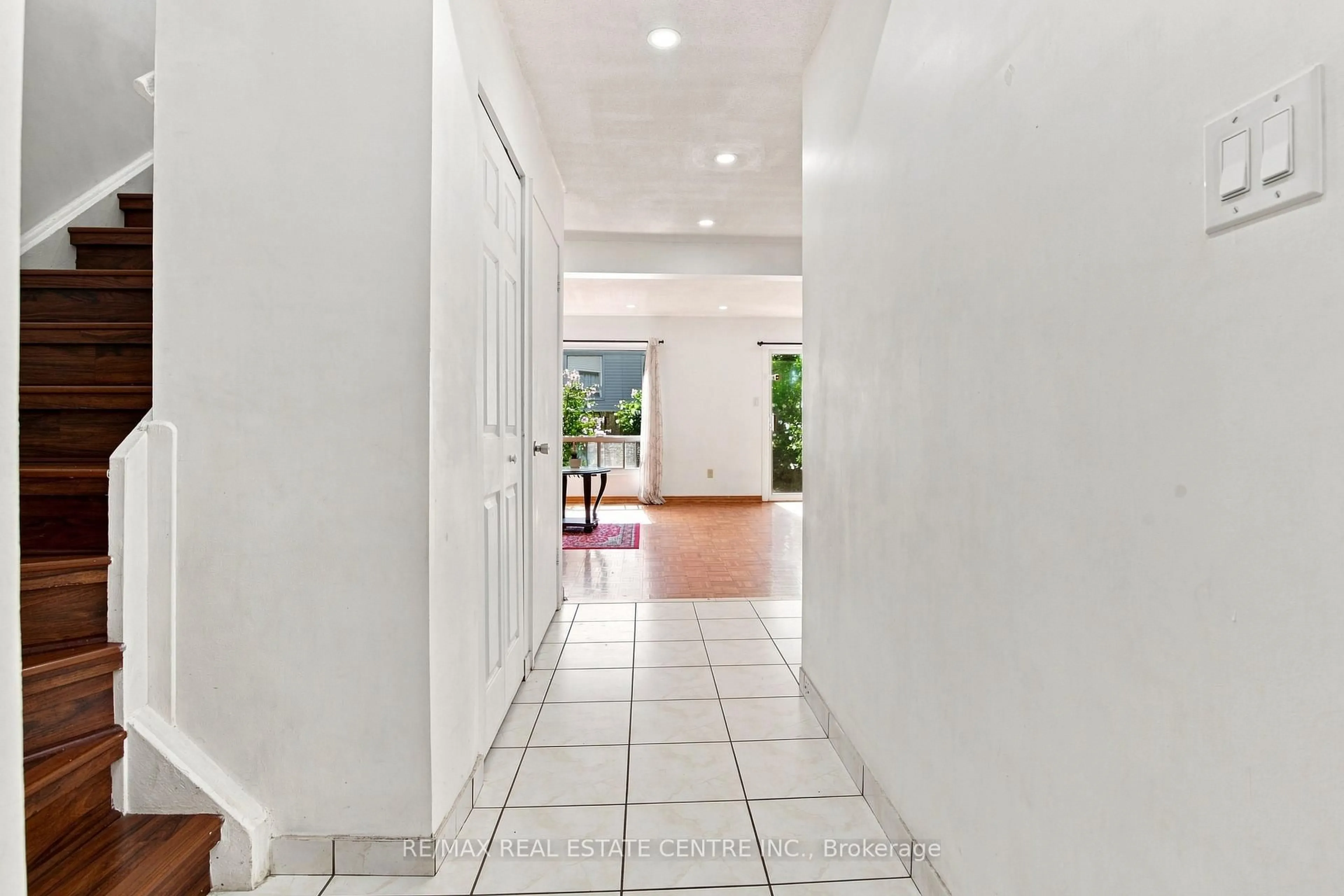 Indoor foyer for 44 Franklin Crt #49, Brampton Ontario L6T 3Z1
